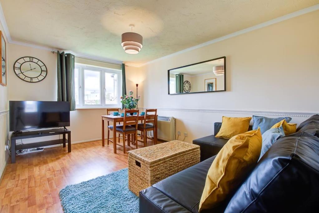 Dalton Plaza Apartment London