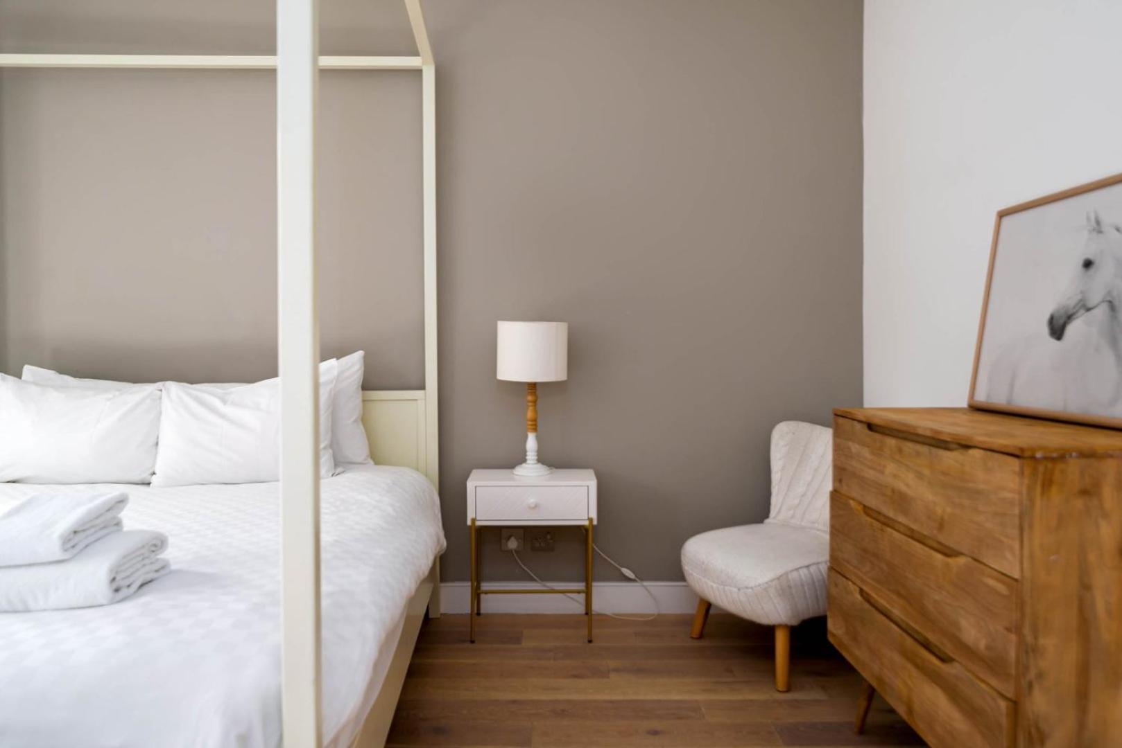 Modern Top Floor In West Kensington Wterrace * Londen