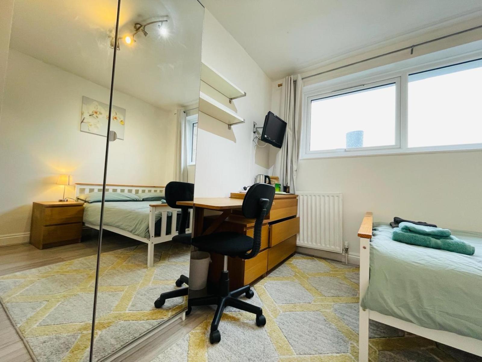 Maison d'hôtes Spacious Double Bedroom With Private Bathroom Ensuite In Canary Wharf E14, Only 1 Stop To Excel And O2 For Short Or Long Let In Canary Wharf, Less Than An Hour From Heathrow, Stansted And Gatwick Airport