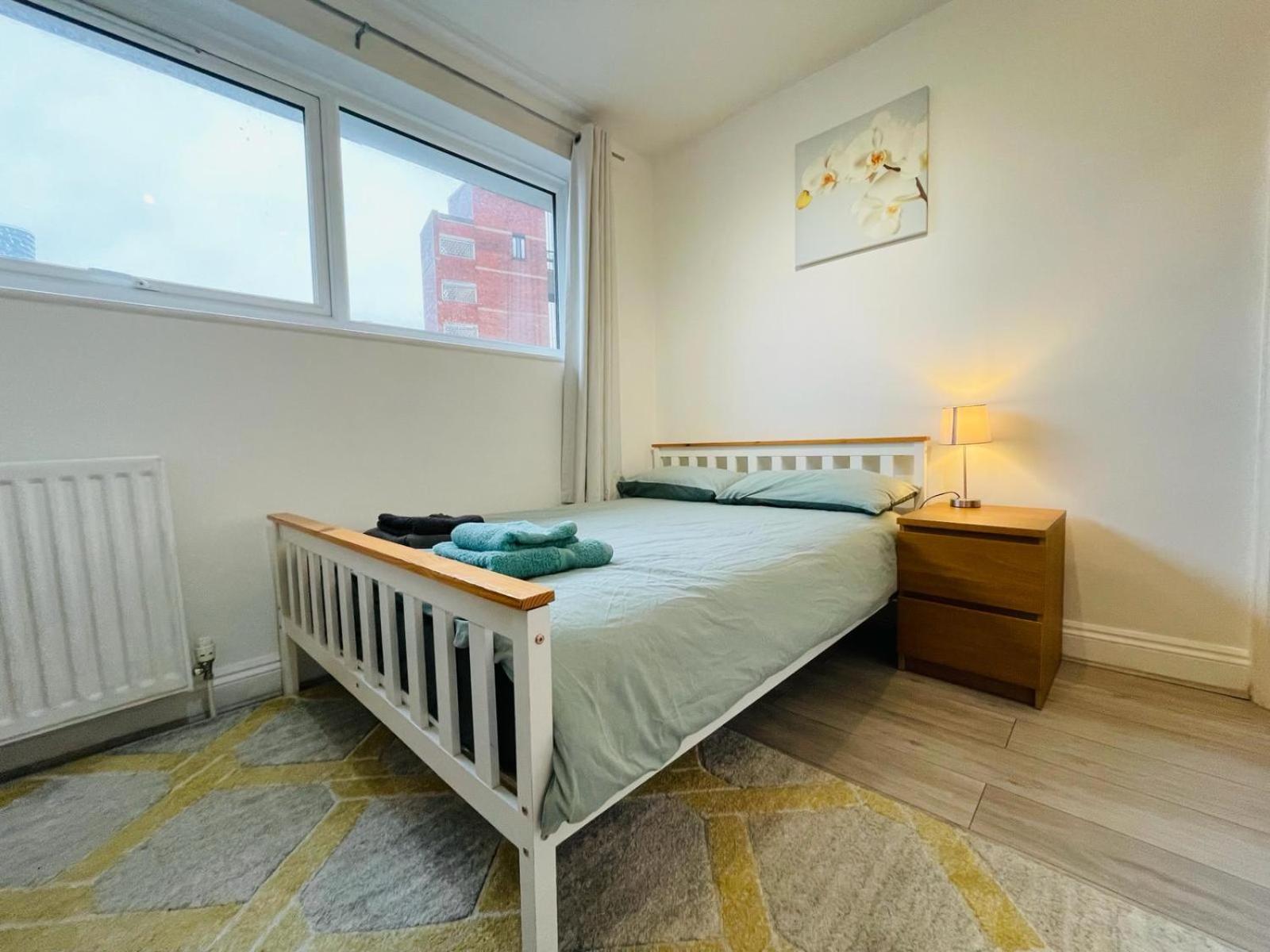Spacious Double Bedroom With Private Bathroom Ensuite In Canary Wharf E14, Only 1 Stop To Excel And O2 For Short Or Long Let In Canary Wharf, Less Than An Hour From Heathrow, Stansted And Gatwick Airport Maison d'hôtes Londres