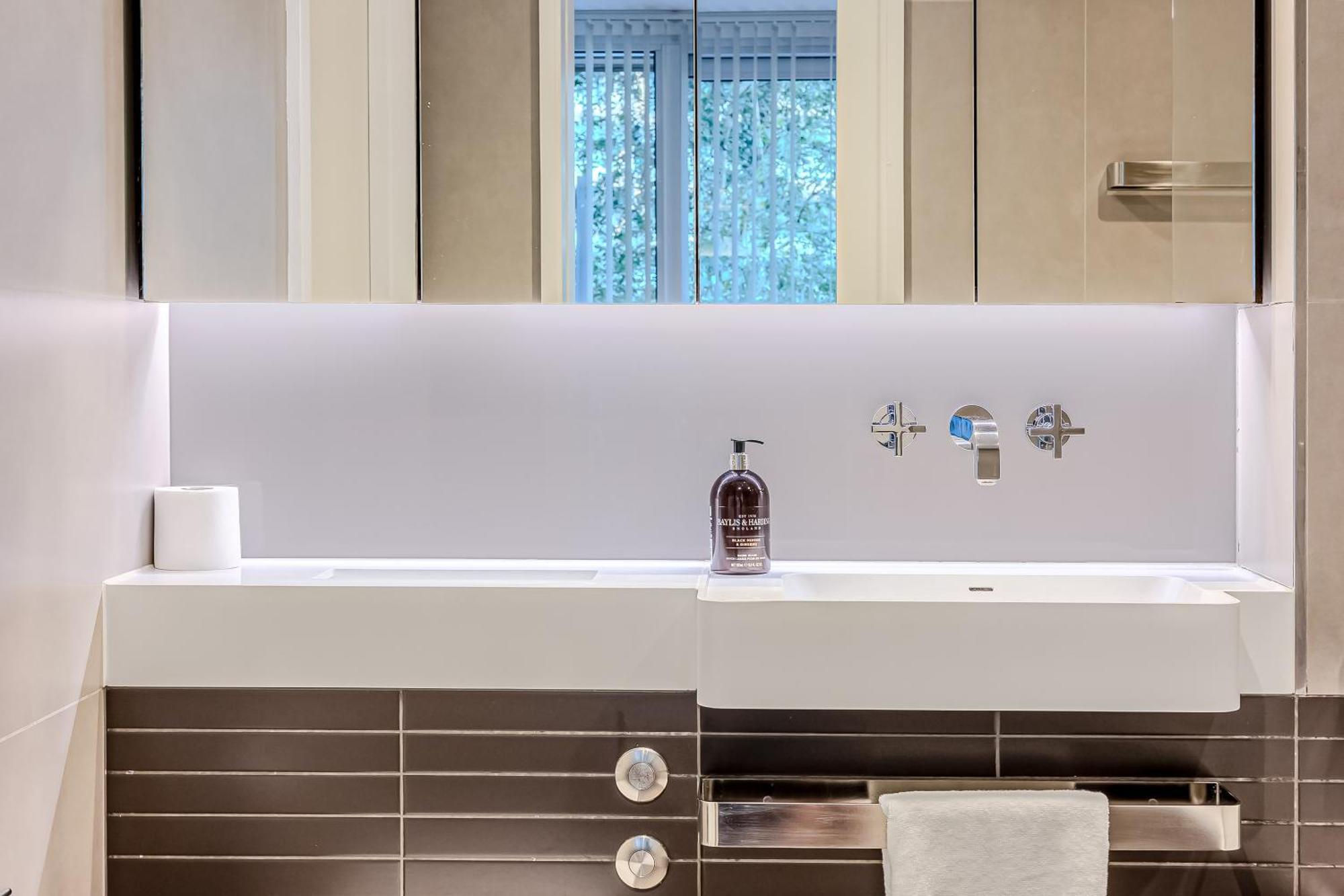 Radiant 2 Bdr With Balcony In Luxury Building Appartement Londres