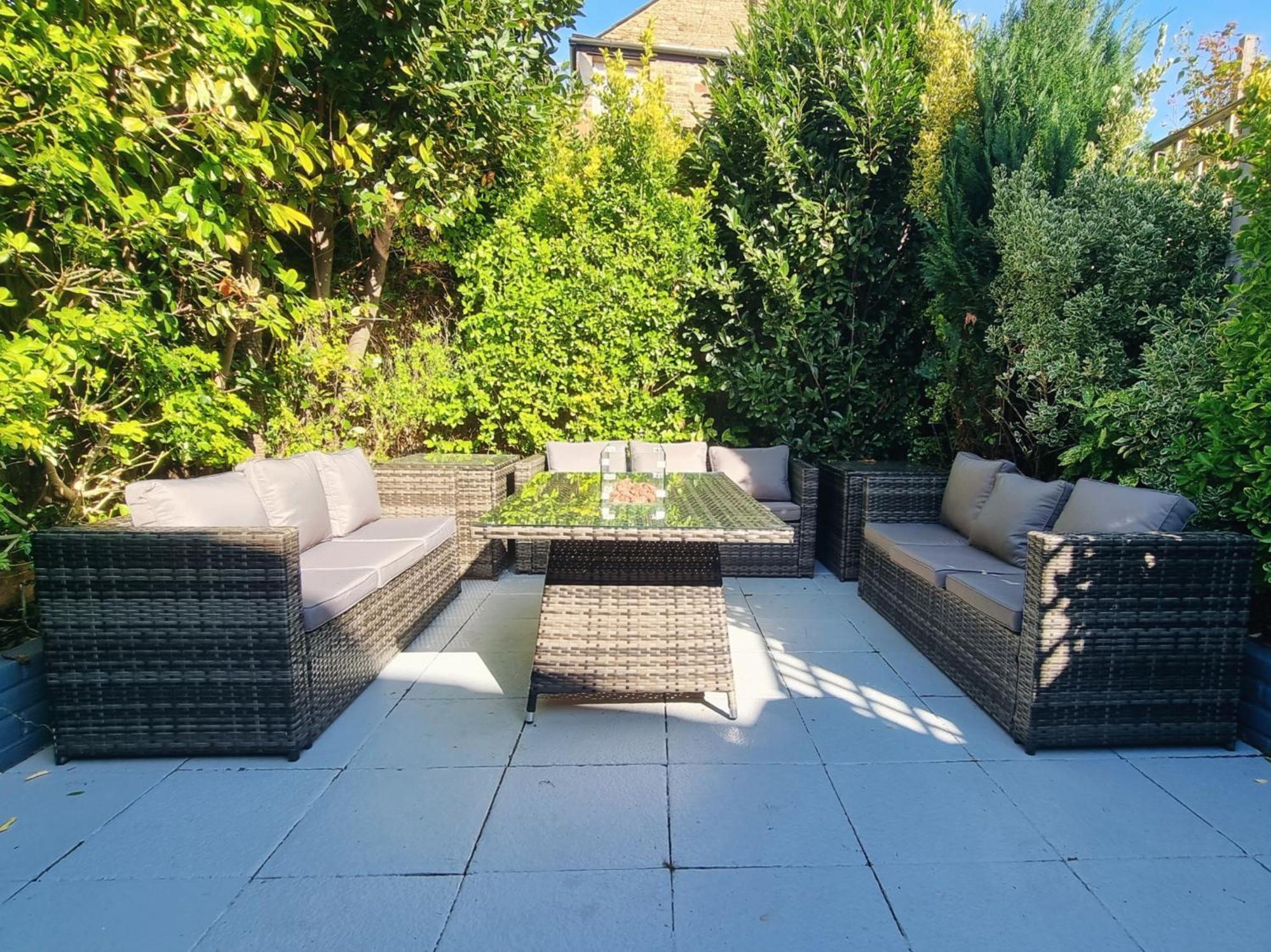 4 Bed With Cinema, F1 Racing Sim, 1 Gb Internet, Bbq, Garden, 20 Mins London, Parking, Ev Port, Metro 5 Mins Walk