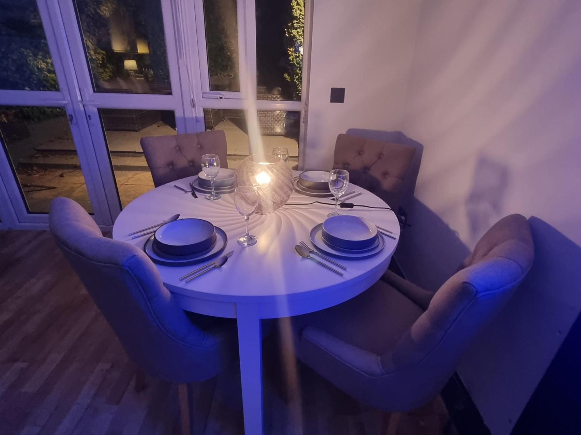 Holiday home 4 Bed With Cinema, F1 Racing Sim, 1 Gb Internet, Bbq, Garden, 20 Mins London, Parking, Ev Port, Metro 5 Mins Walk London