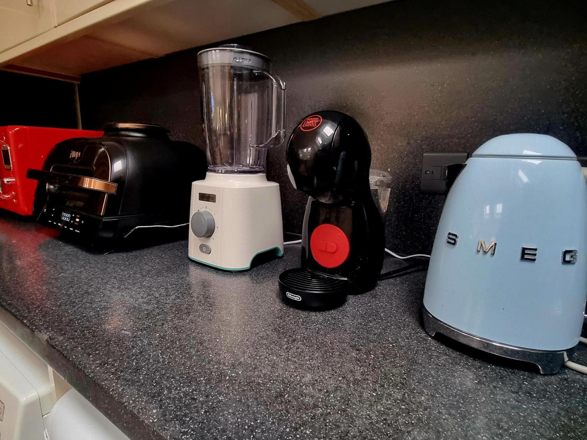 4 Bed With Cinema, F1 Racing Sim, 1 Gb Internet, Bbq, Garden, 20 Mins London, Parking, Ev Port, Metro 5 Mins Walk London