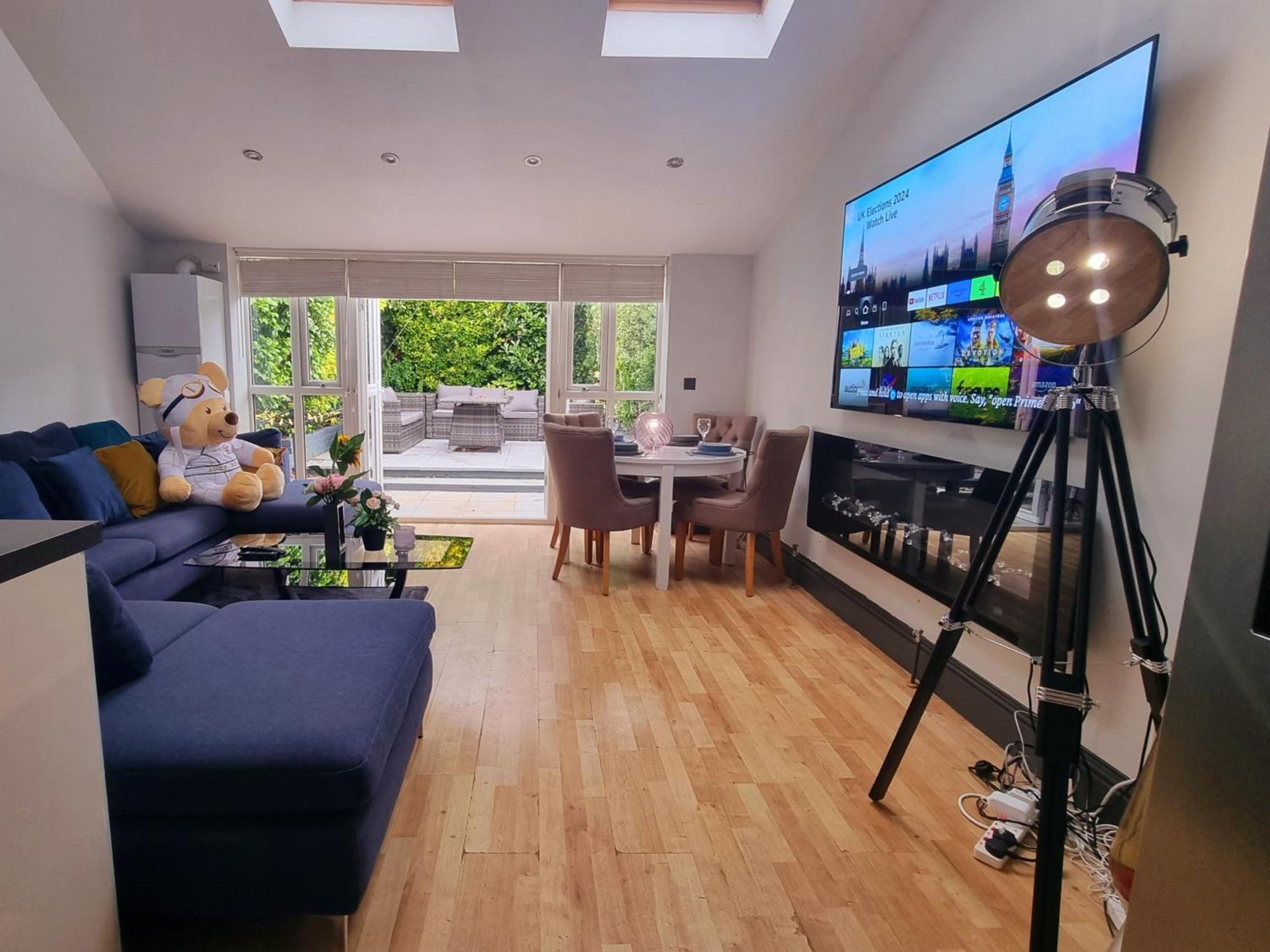 4 Bed With Cinema, F1 Racing Sim, 1 Gb Internet, Bbq, Garden, 20 Mins London, Parking, Ev Port, Metro 5 Mins Walk * London