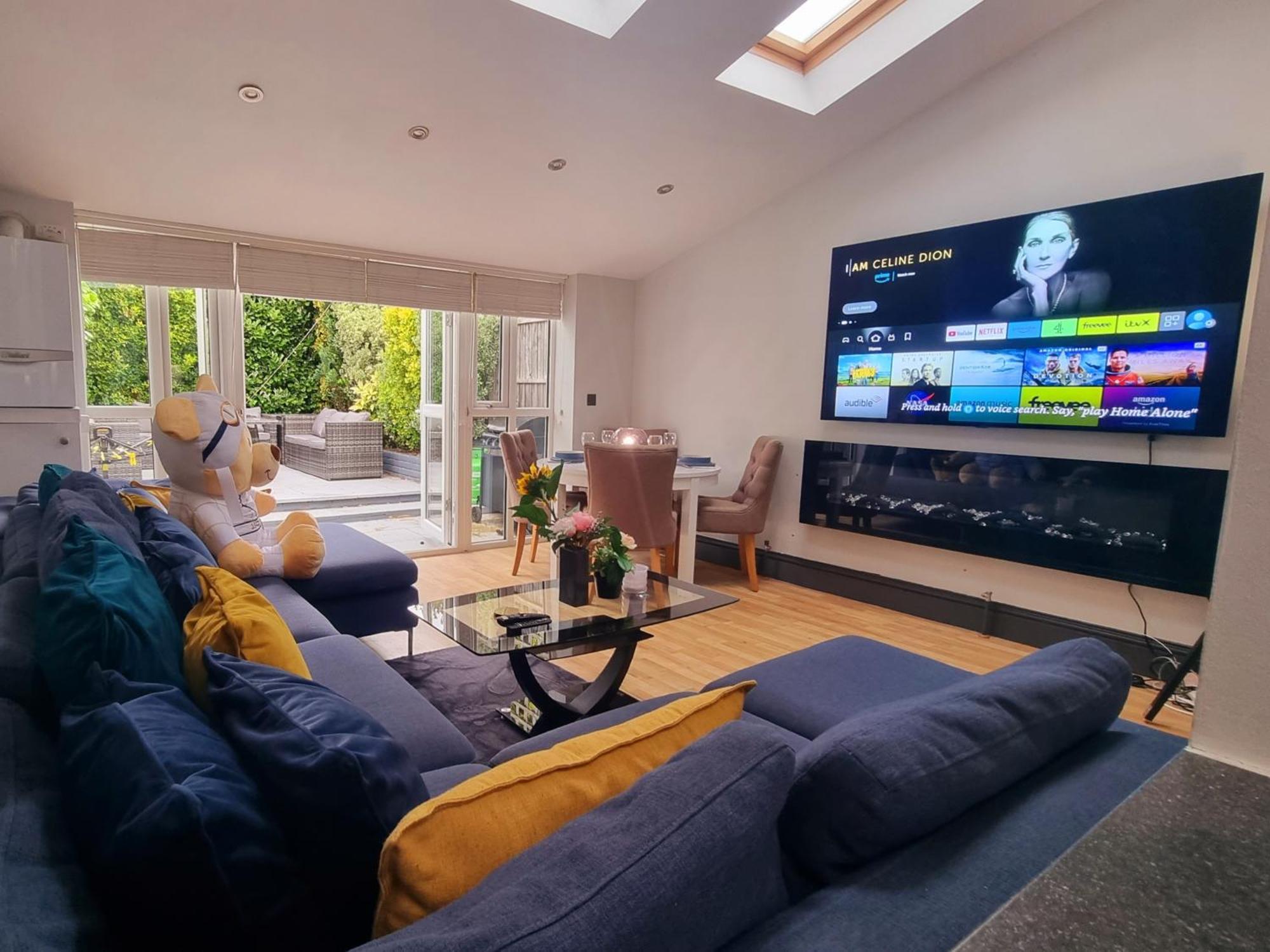 4 Bed With Cinema, F1 Racing Sim, 1 Gb Internet, Bbq, Garden, 20 Mins London, Parking, Ev Port, Metro 5 Mins Walk Holiday home London