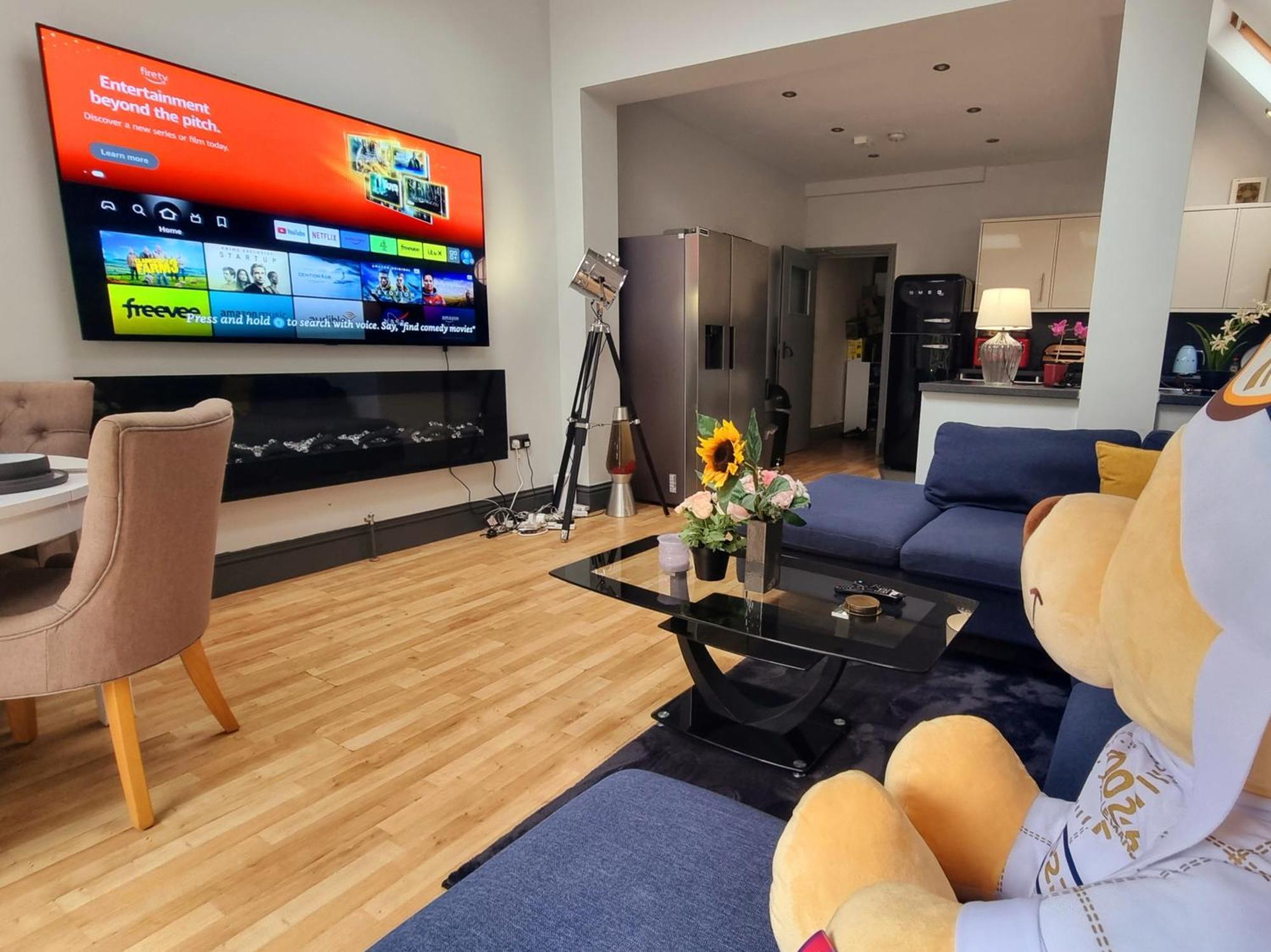 Holiday home 4 Bed With Cinema, F1 Racing Sim, 1 Gb Internet, Bbq, Garden, 20 Mins London, Parking, Ev Port, Metro 5 Mins Walk London