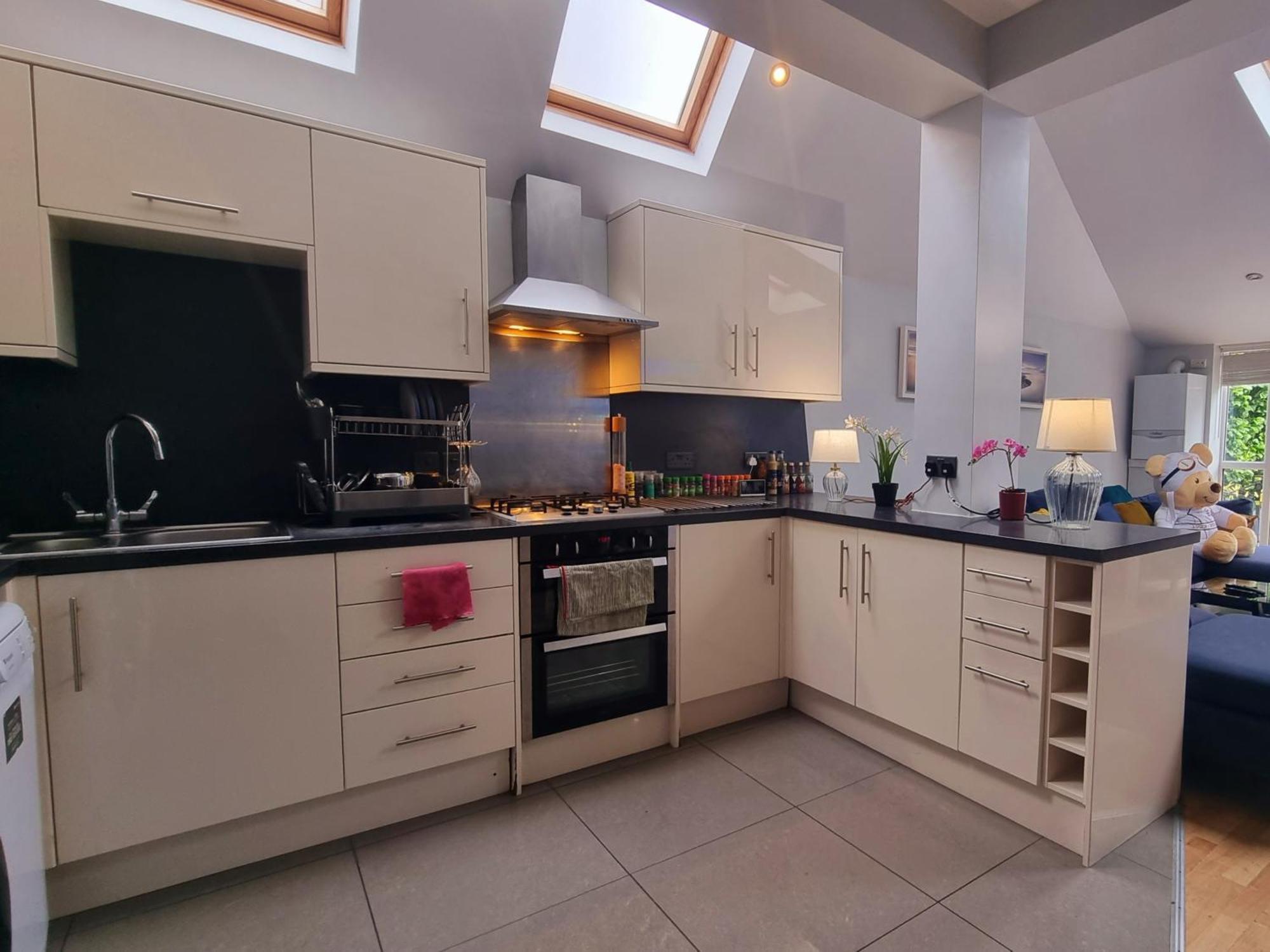 4 Bed With Cinema, F1 Racing Sim, 1 Gb Internet, Bbq, Garden, 20 Mins London, Parking, Ev Port, Metro 5 Mins Walk Holiday home London