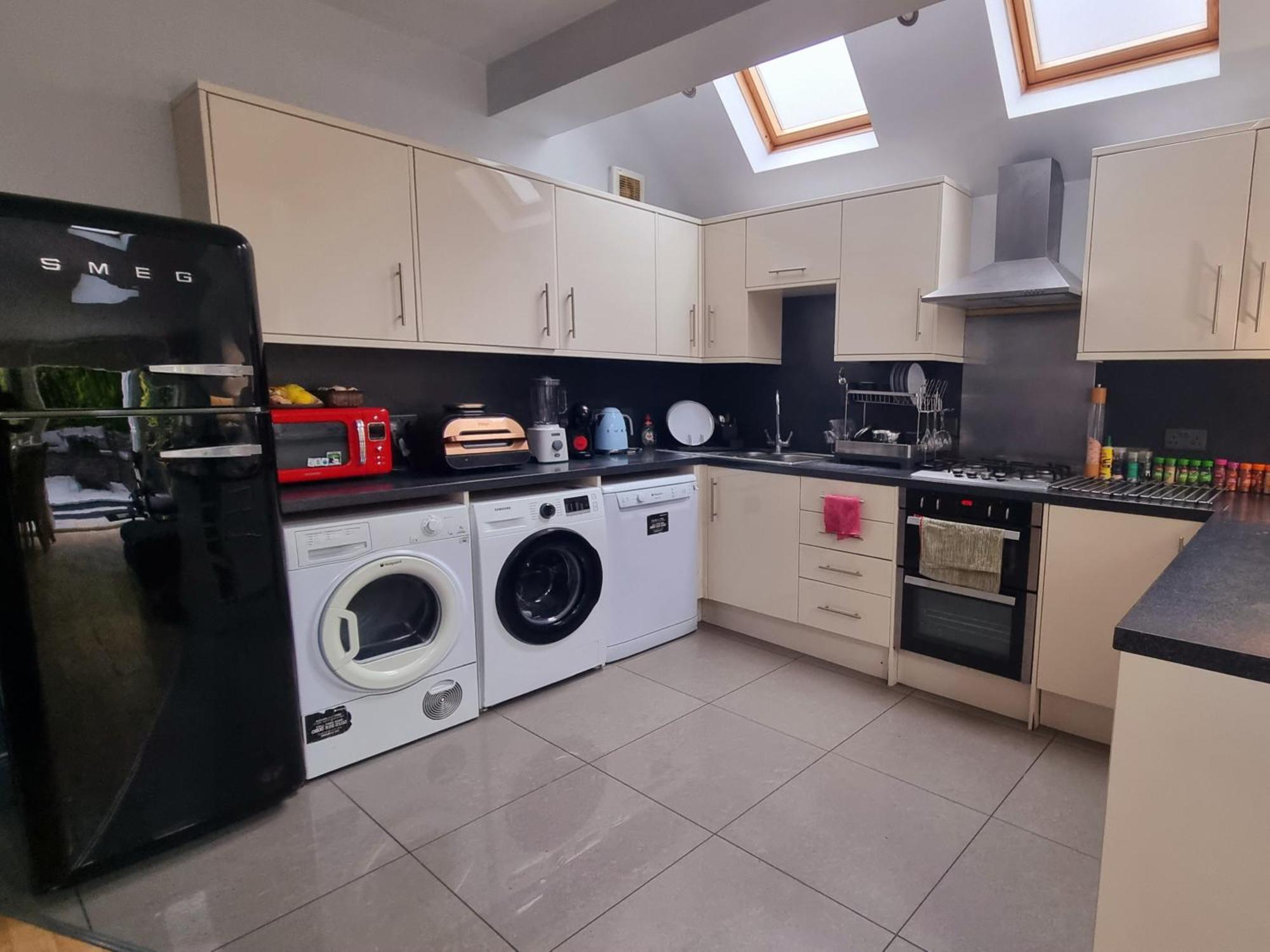 Holiday home 4 Bed With Cinema, F1 Racing Sim, 1 Gb Internet, Bbq, Garden, 20 Mins London, Parking, Ev Port, Metro 5 Mins Walk London