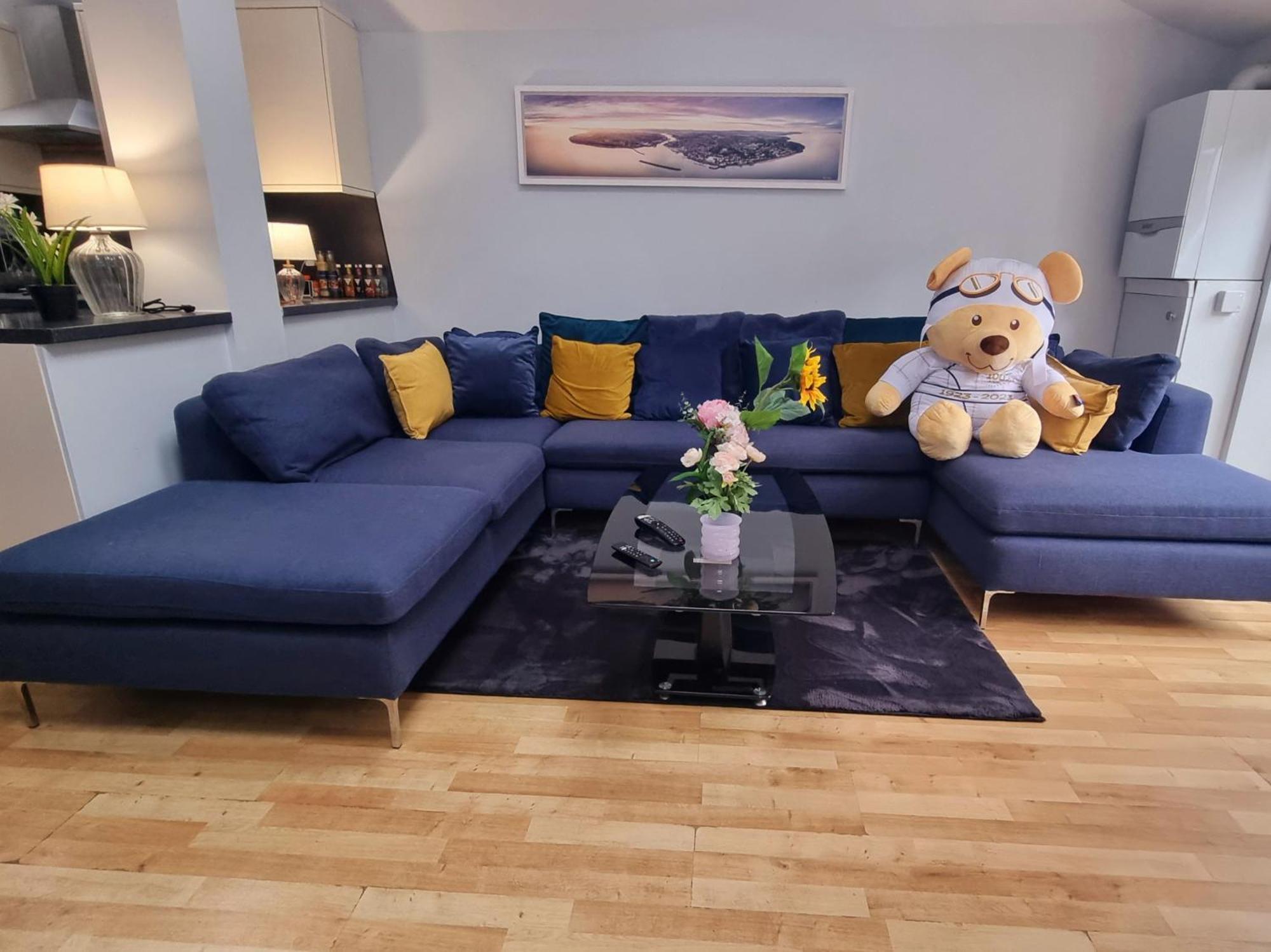 4 Bed With Cinema, F1 Racing Sim, 1 Gb Internet, Bbq, Garden, 20 Mins London, Parking, Ev Port, Metro 5 Mins Walk Holiday home