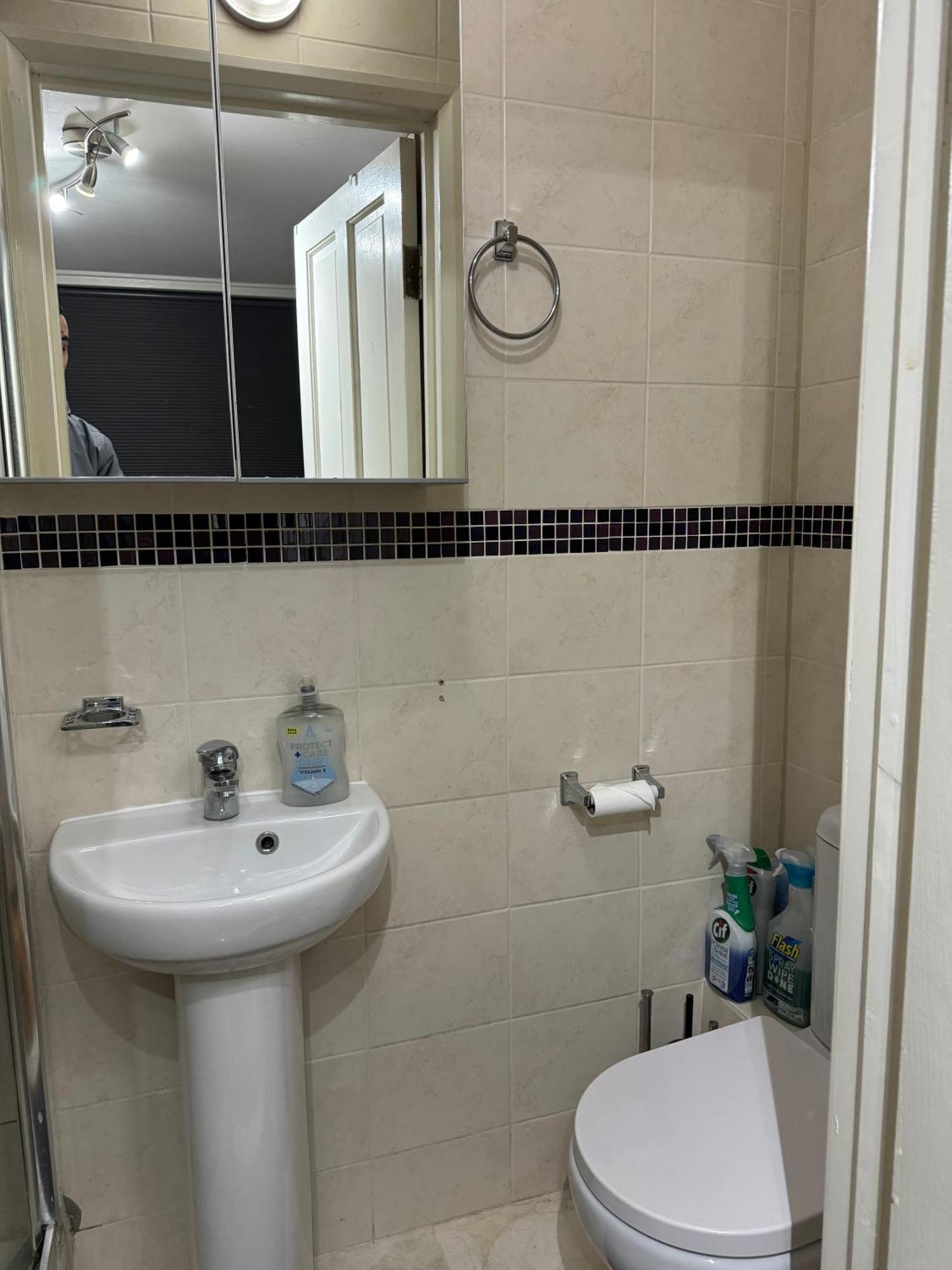 Double Bed With En-suite & Free Parking In Cricklewood Nw2 London