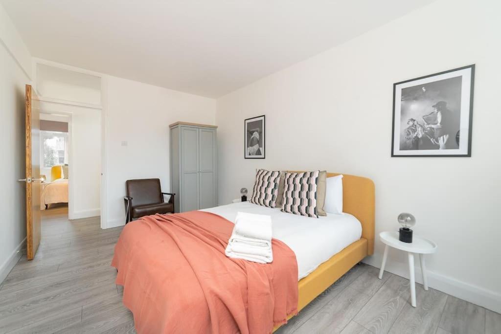 Two Bedroom By Buonomo Short Lets & Serviced In Balham With Balcony *