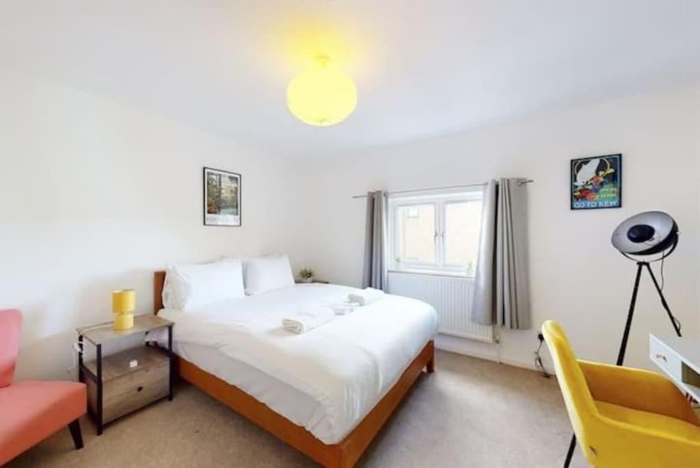 4 Bedroom Family On Piccadilly Line Londres