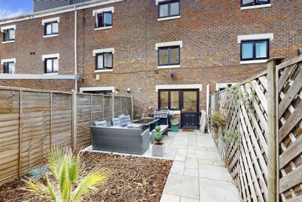 4 Bedroom Family On Piccadilly Line Сasa de vacaciones Londres