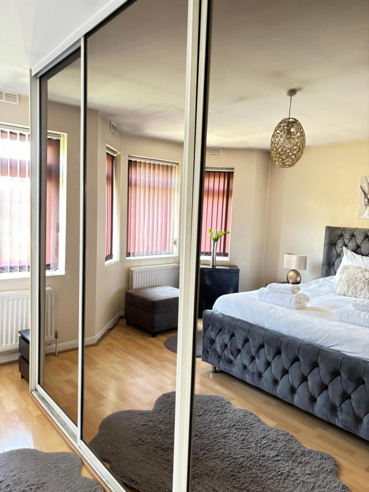 City Airport Serviced House Vakantiehuis