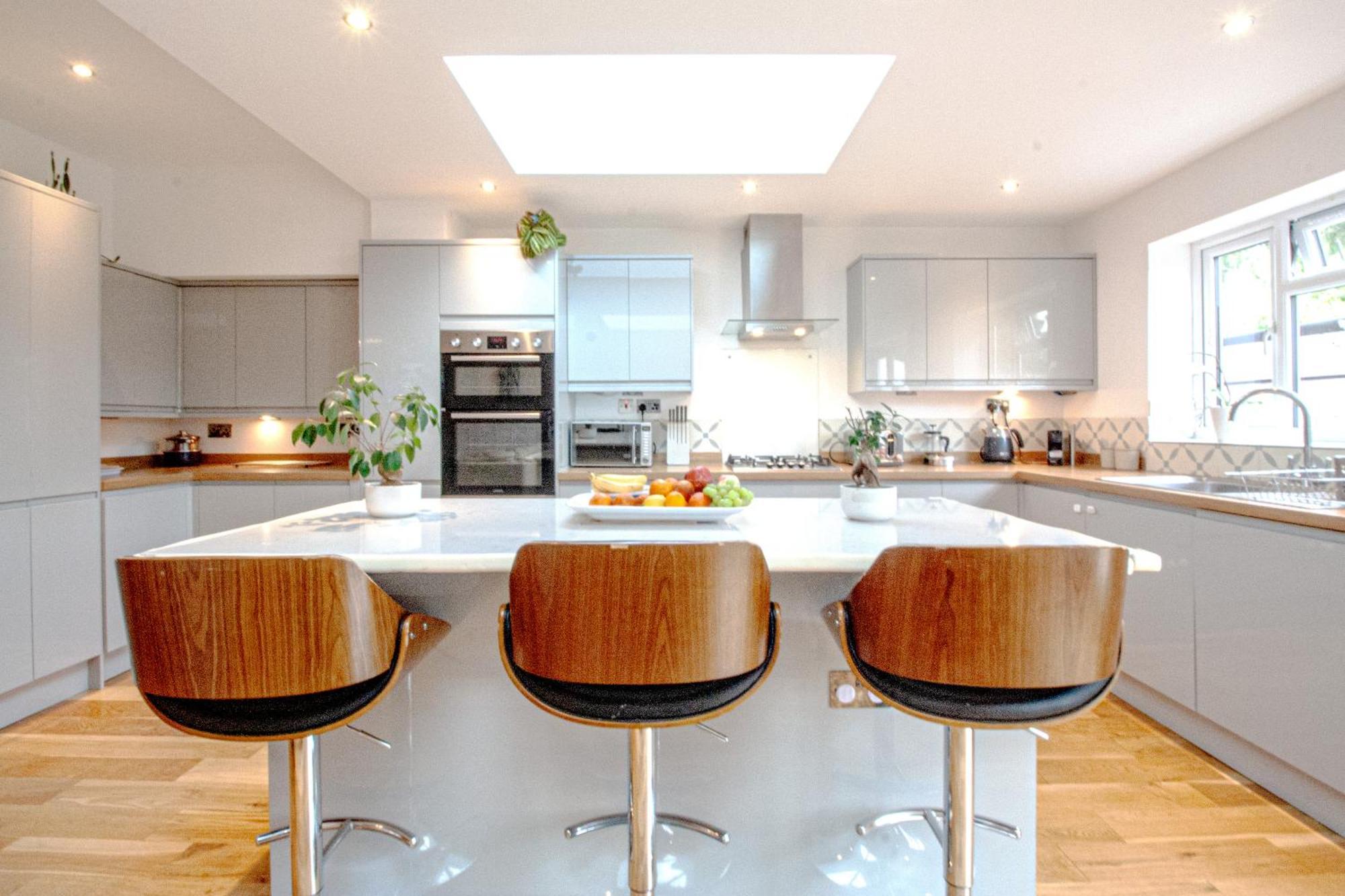 Beautiful 4 Bedroom With Garden Sleeps 10 Appartement