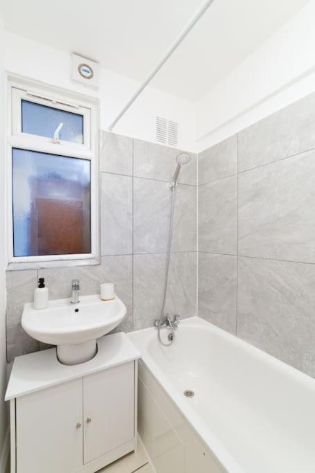 Appartement Two Bedroom By Buonomo Short Lets & Serviced In Balham With Balcony *