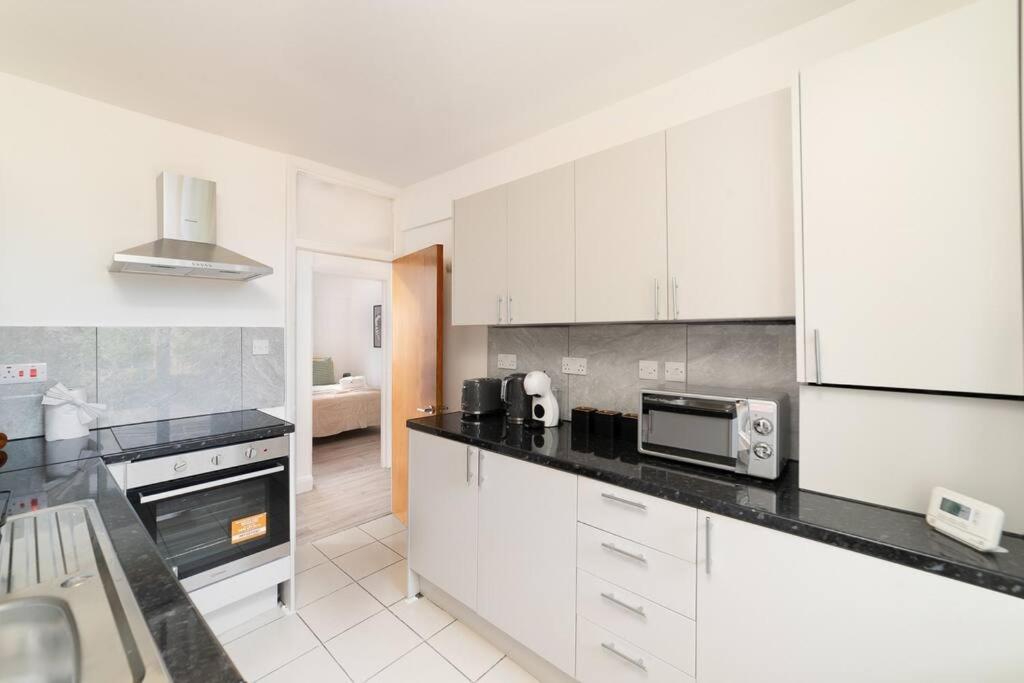Two Bedroom By Buonomo Short Lets & Serviced In Balham With Balcony *