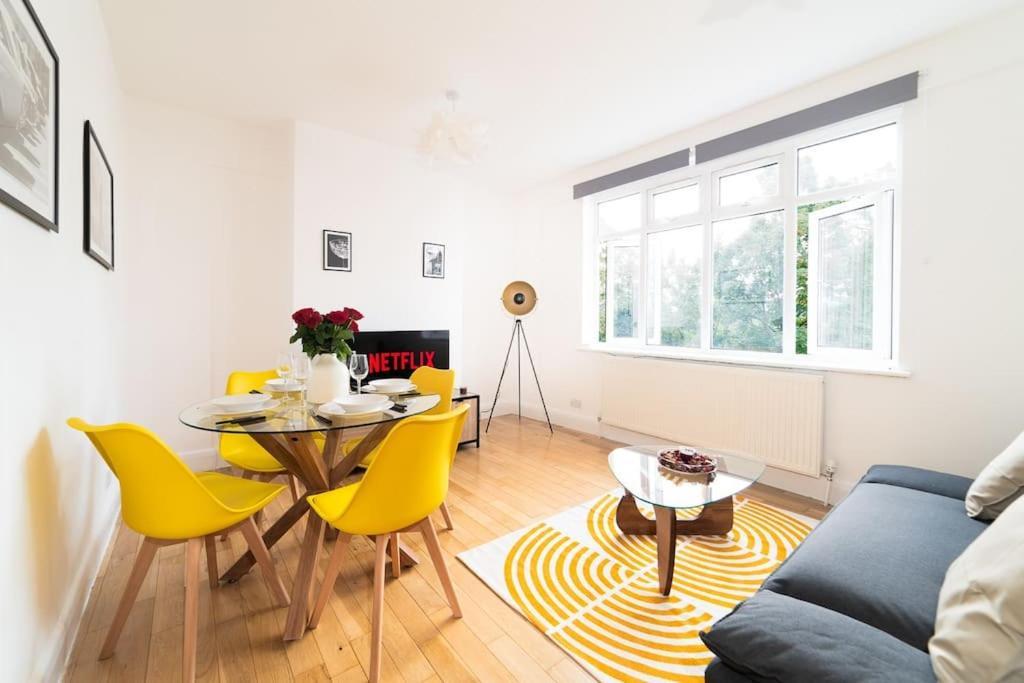 Two Bedroom By Buonomo Short Lets & Serviced In Balham With Balcony Appartement Londres