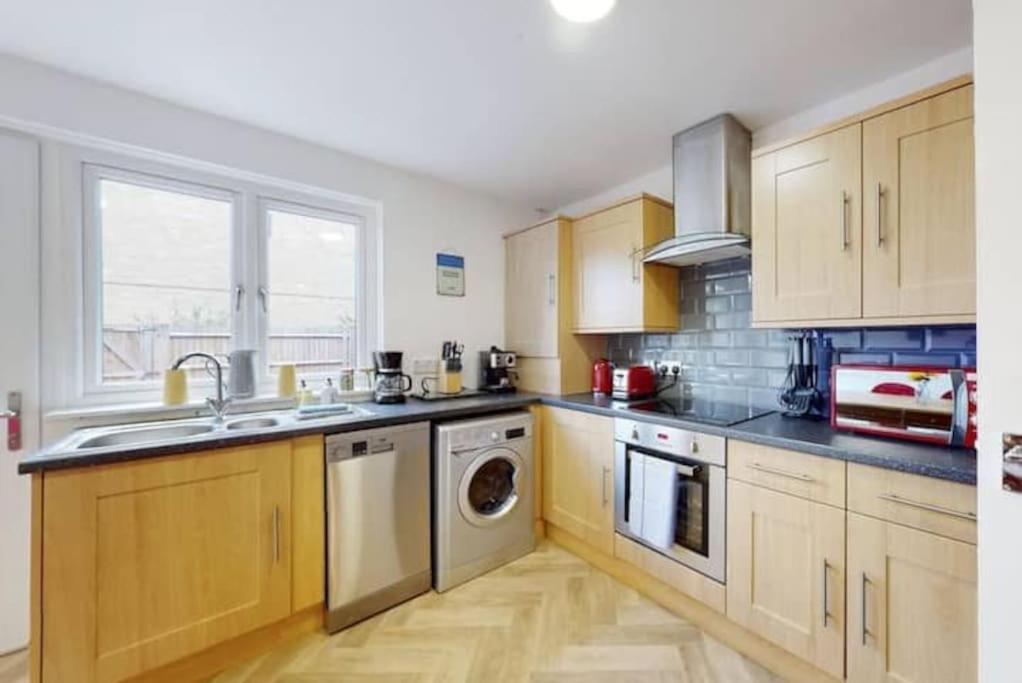 4 Bedroom Family On Piccadilly Line Сasa de vacaciones
