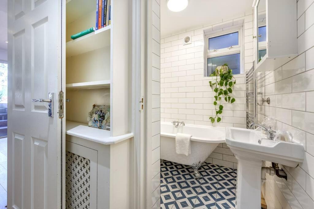 Charming Hampstead Retreat With Patio