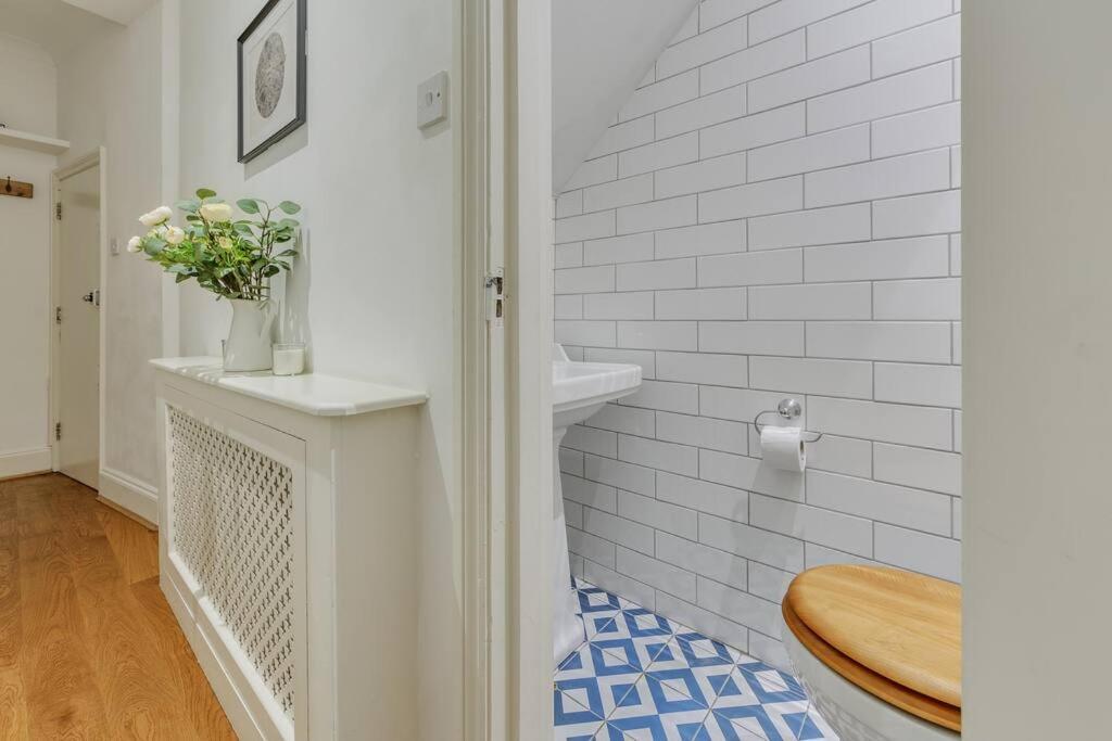 Charming Hampstead Retreat With Patio Apartamento