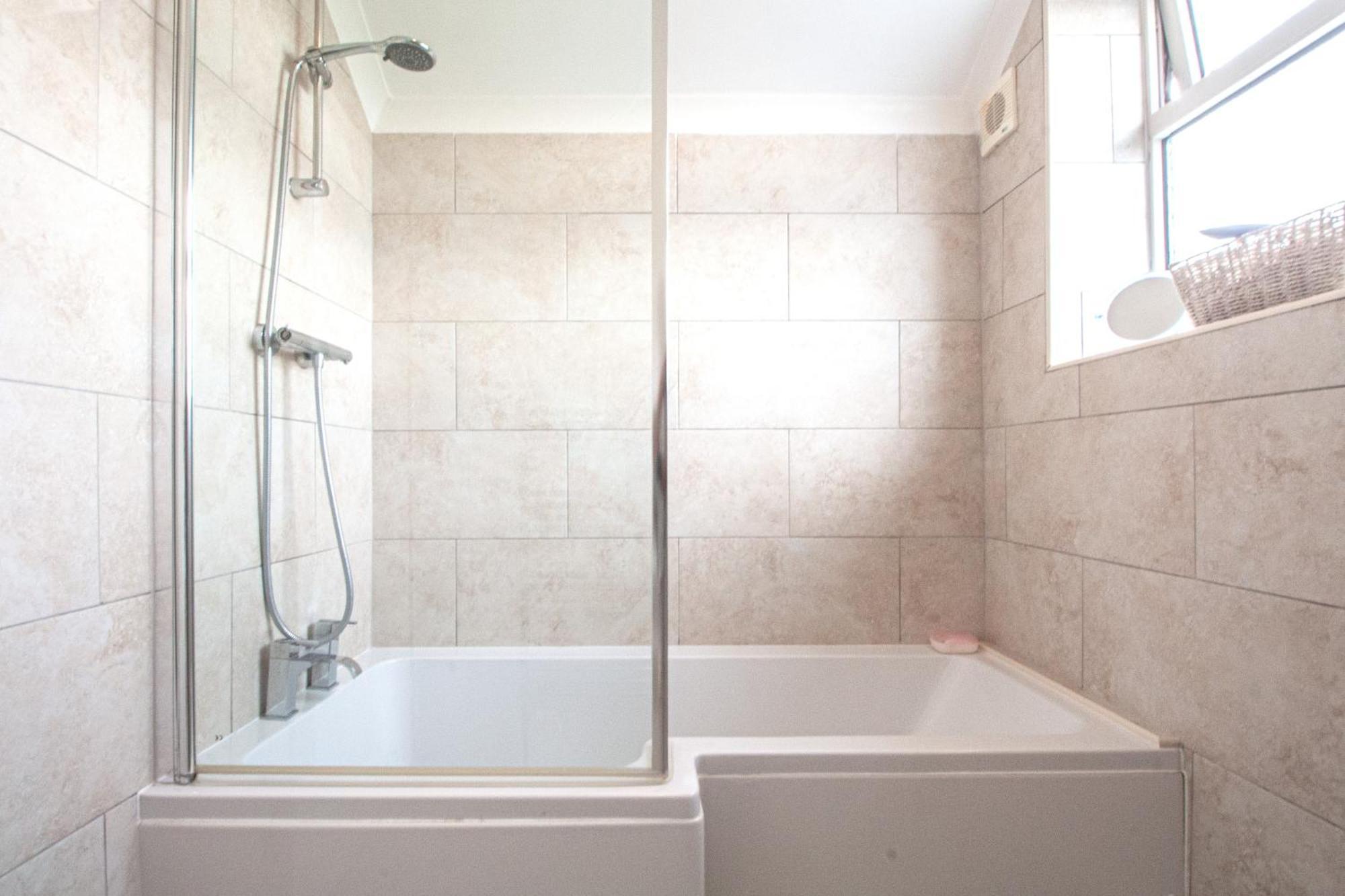 Beautiful 4 Bedroom With Garden Sleeps 10 Appartement Londen