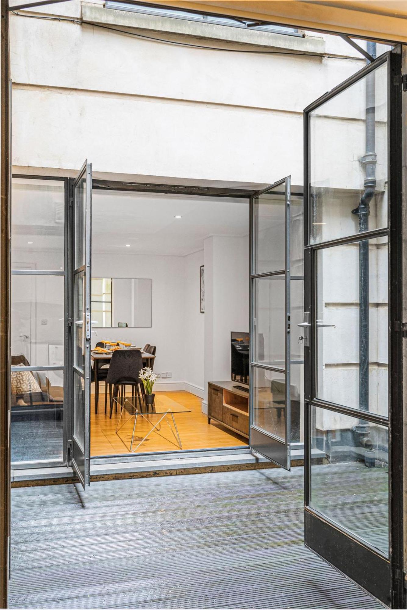 Heart Of Holborn - 2br With Patio - Cityapartmentstay *