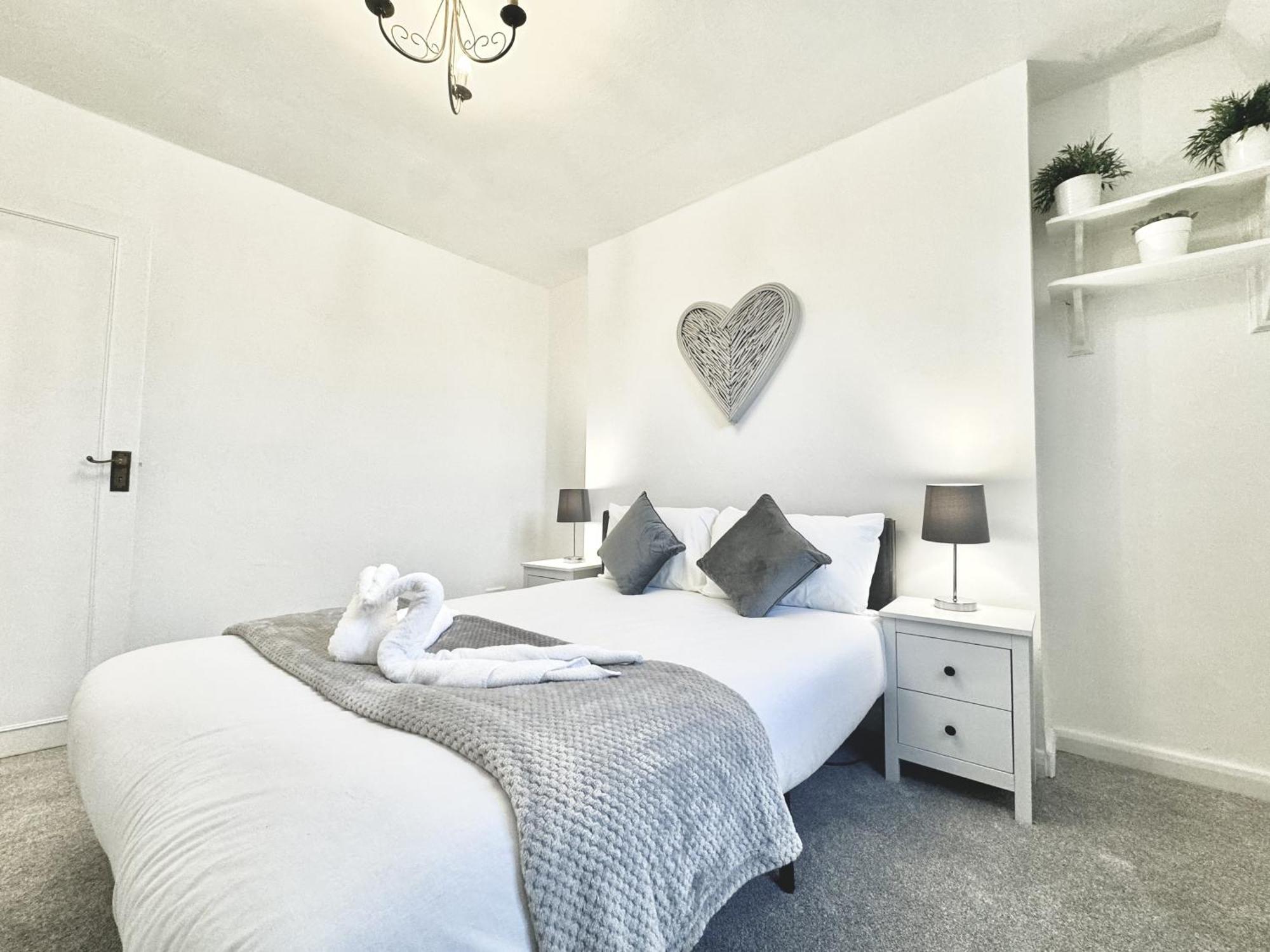 Newly Renovated Kensington 2 Bedroom With Balcony Near Harrods Sleeps 6, 2 Min Walk From Station Appartement Londres