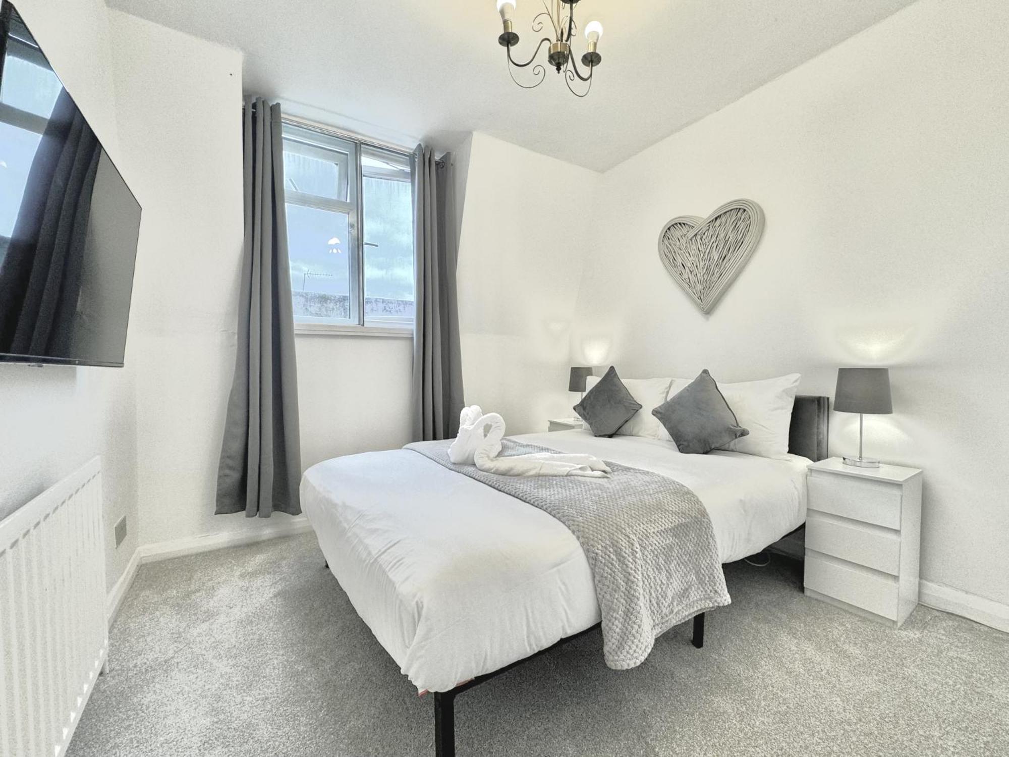 Newly Renovated Kensington 2 Bedroom With Balcony Near Harrods Sleeps 6, 2 Min Walk From Station Londres