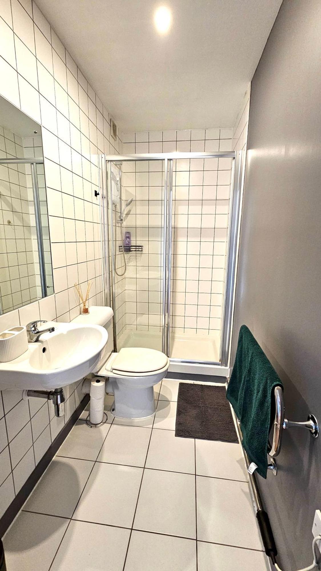 Roof Terrace, 2-bed 2-bath, Stoke Newington Appartement *