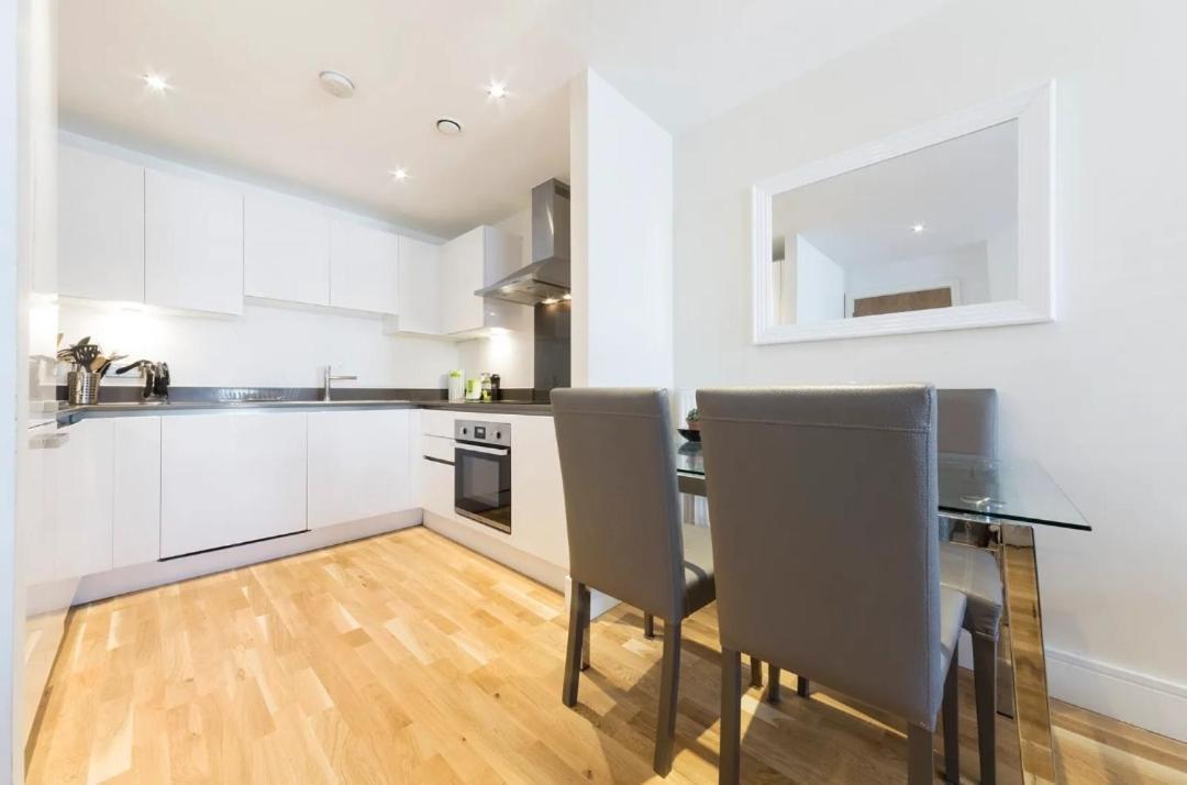 Cosy Two Bed Serviced In Tower Bridge Bridge - Perfect For Long Stay, Business, Leisure And Relocations Appartement *