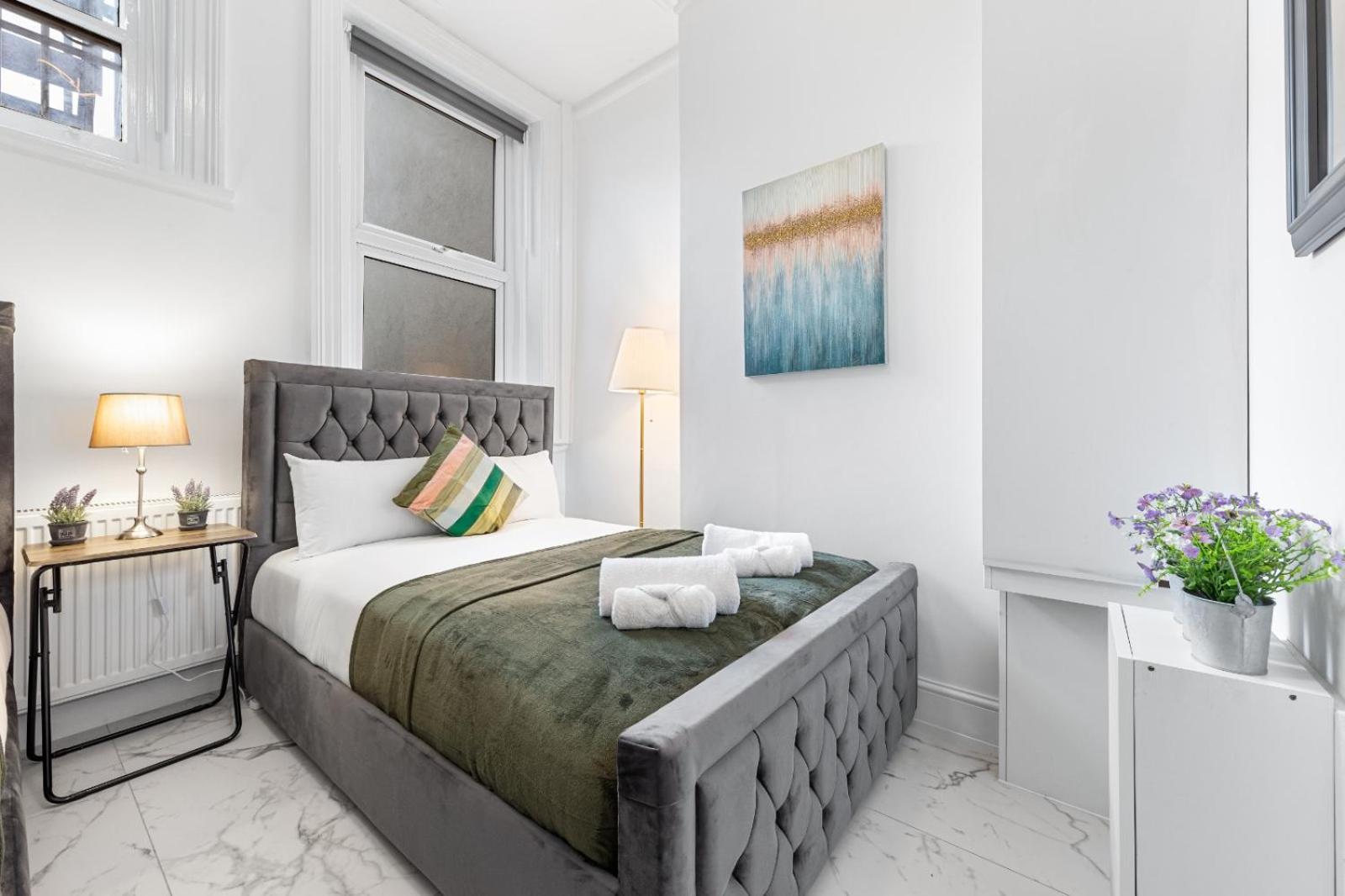 Appartement 1b Flat, Sleeps 5 In Finchley Tw18 *