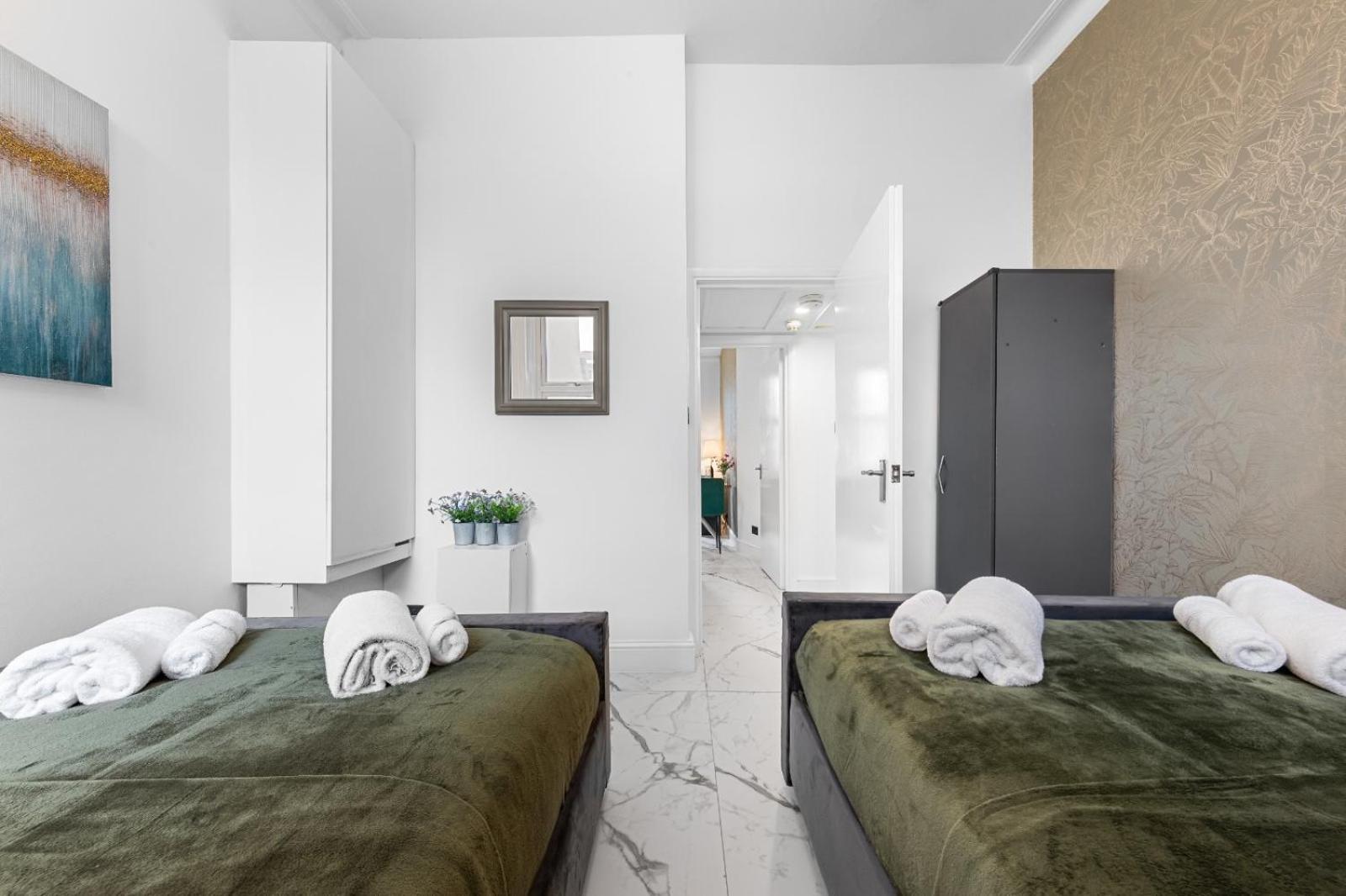 Appartement 1b Flat, Sleeps 5 In Finchley Tw18 *