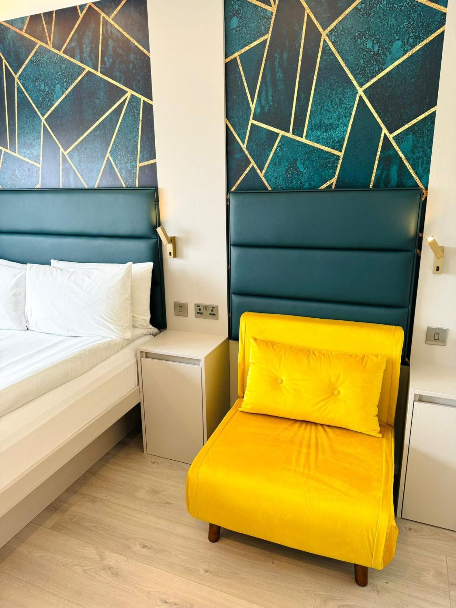 Victoria Aparthotel *