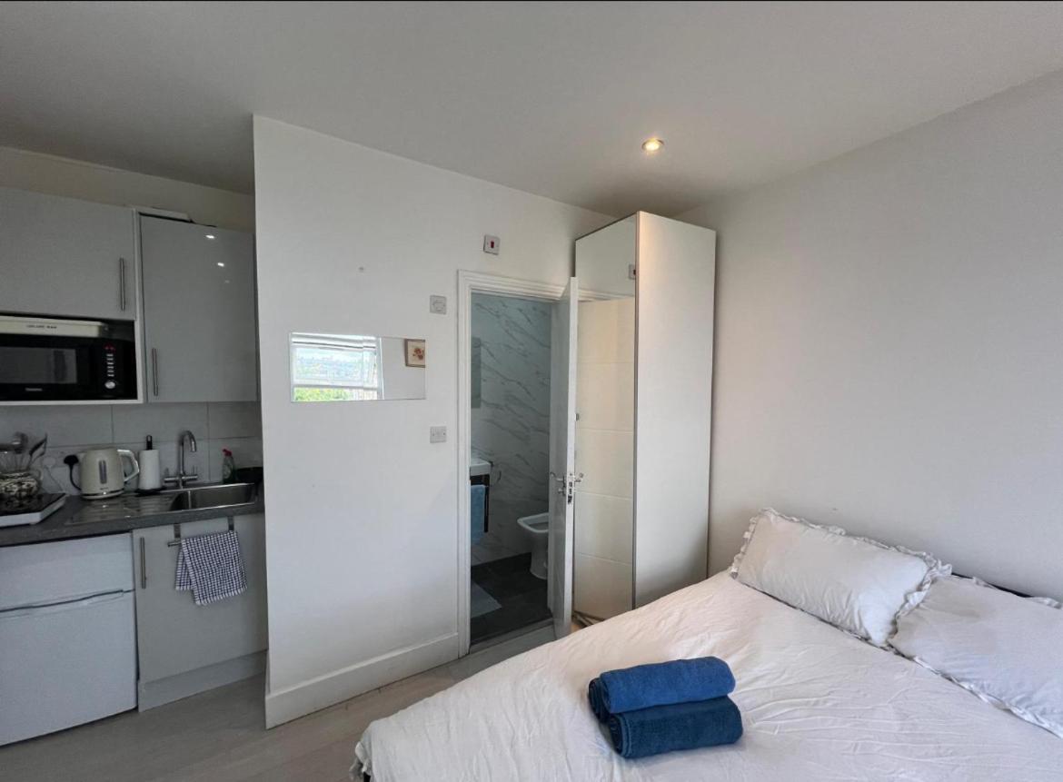 Small Flat Uxbridge Road *