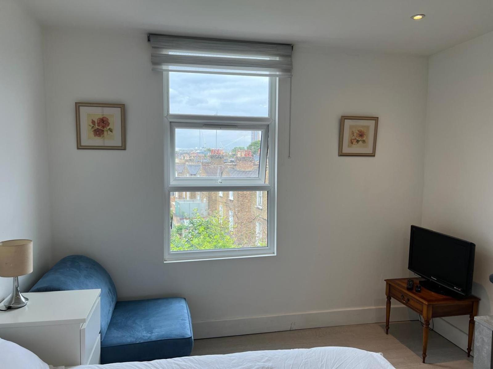 Small Flat Uxbridge Road Londres