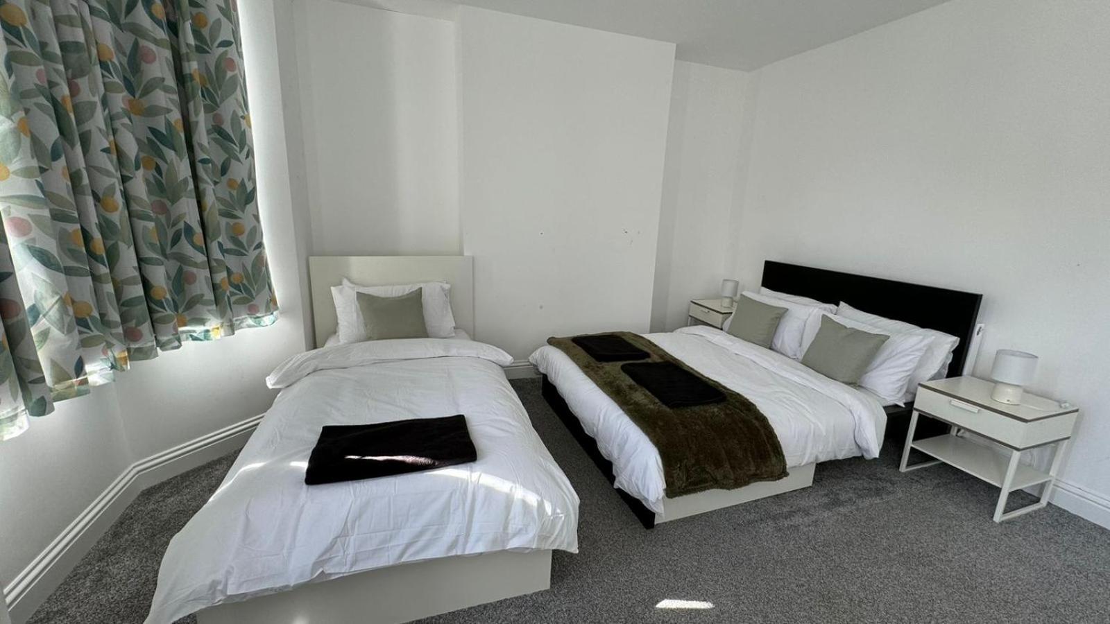 Hospedagem domiciliar Comfortable - Only 6-mins Walk From Underground Station