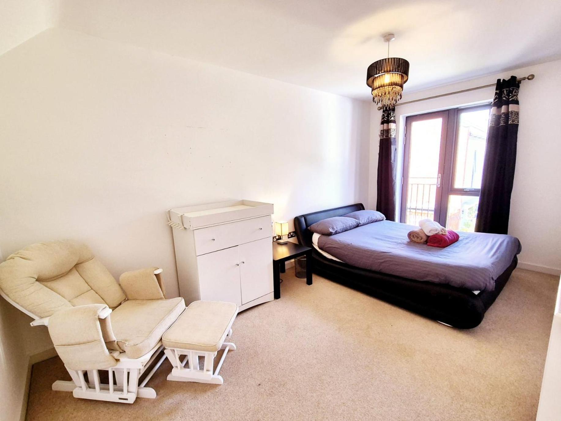 Explore London: 2 Bedroom House In Wood * London