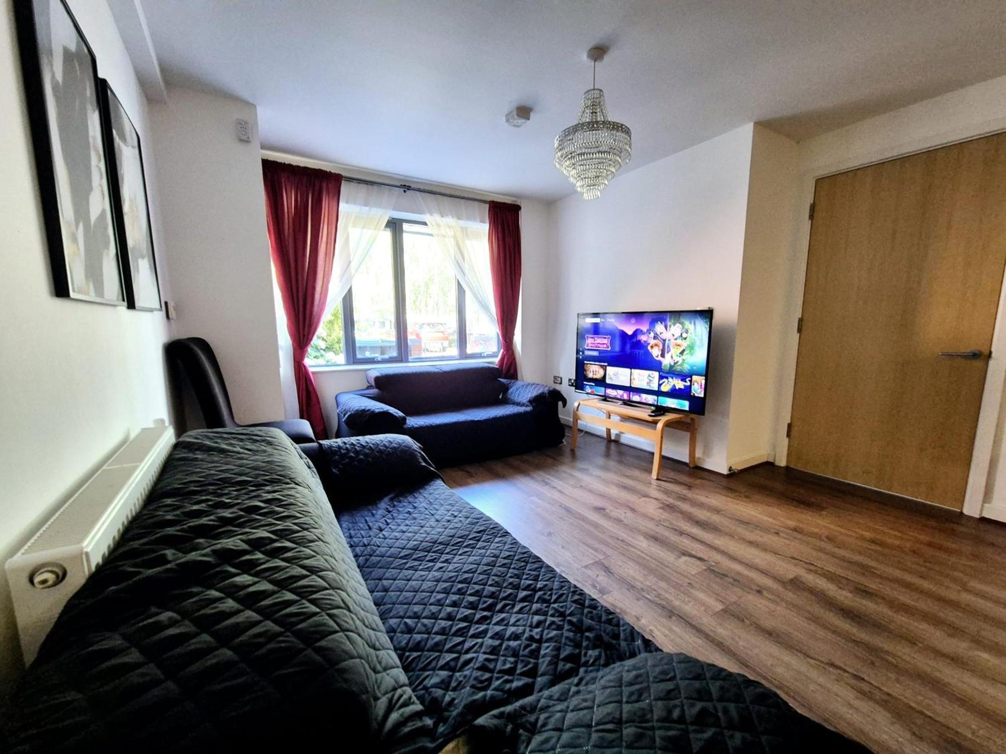 Explore London: 2 Bedroom House In Wood