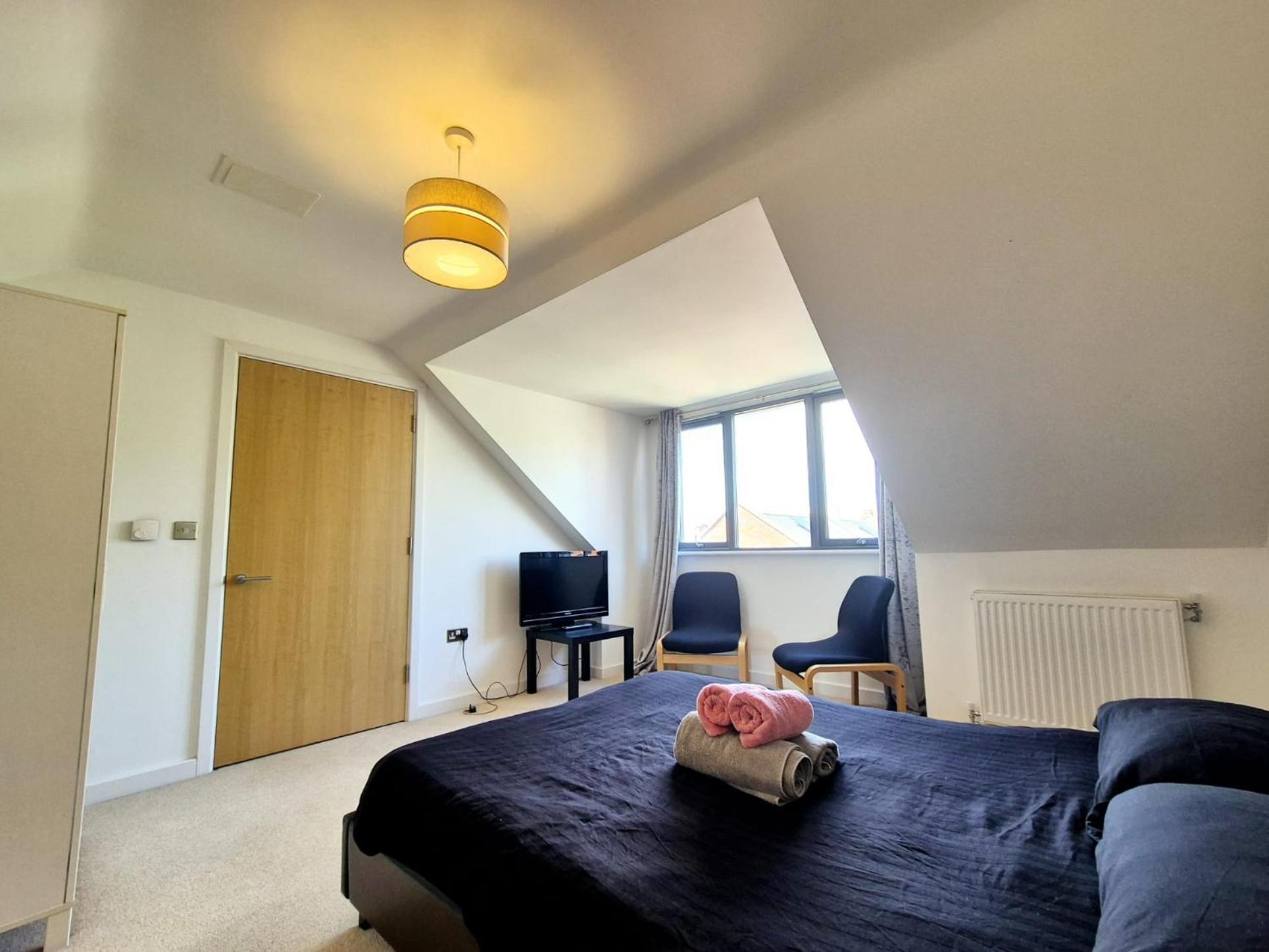 Explore London: 2 Bedroom House In Wood Holiday home *