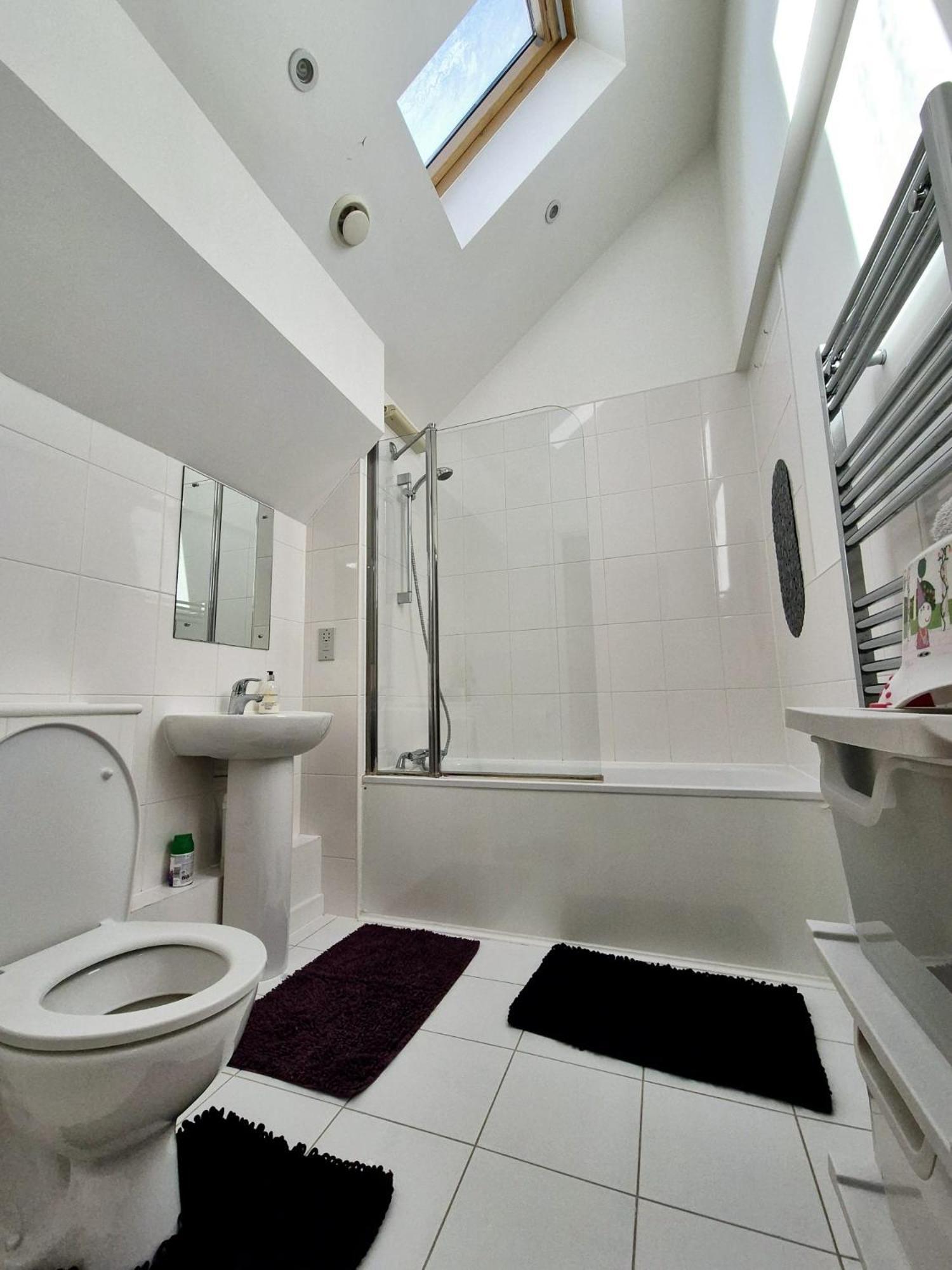Explore London: 2 Bedroom House In Wood Holiday home London