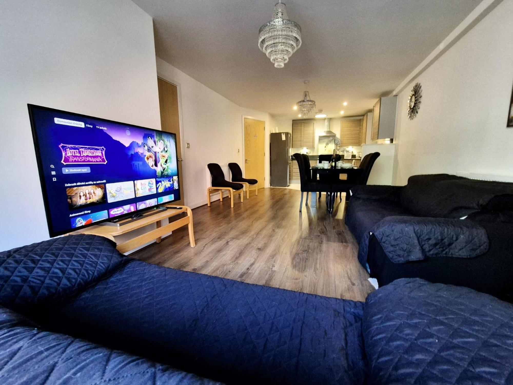 Explore London: 2 Bedroom House In Wood * London