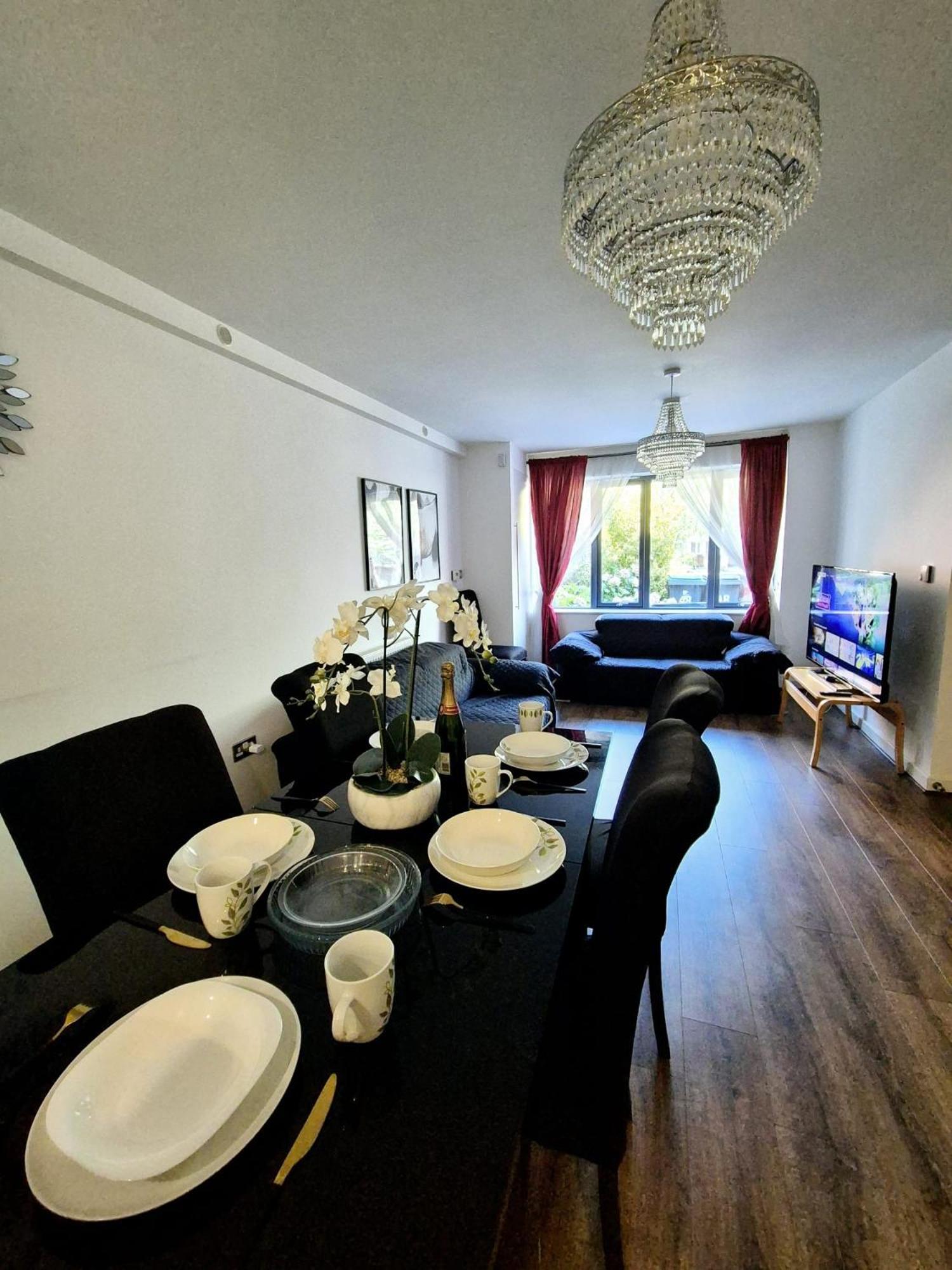 Explore London: 2 Bedroom House In Wood Holiday home