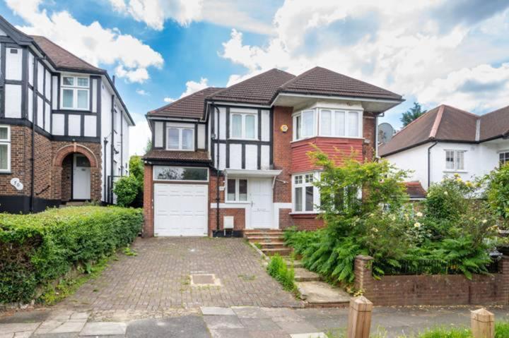 Modern Spacious 4-bed House