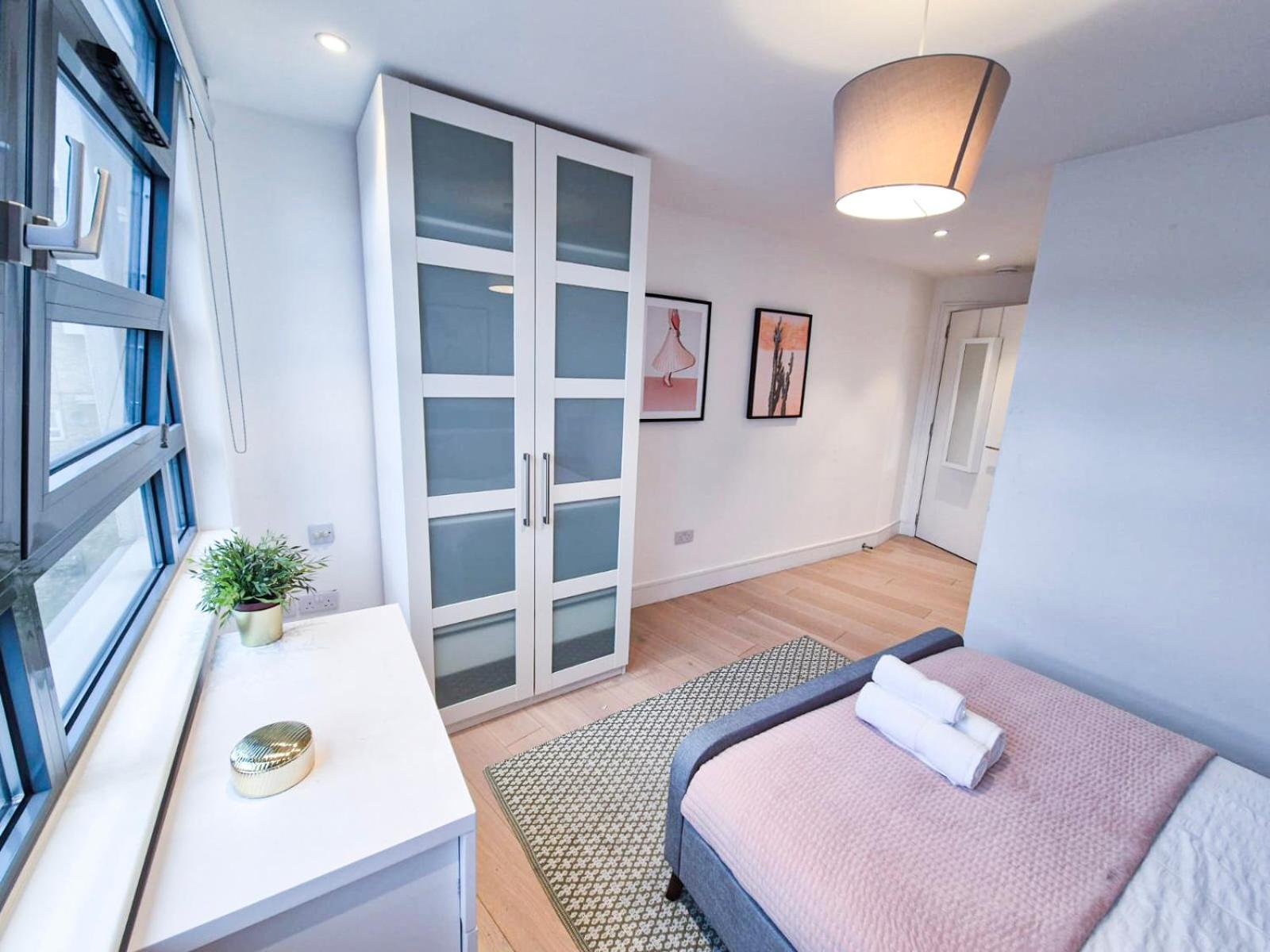 Modern & 3bedroom Flat With Pvt Balcony Steps From Regent's Park Appartement Londen