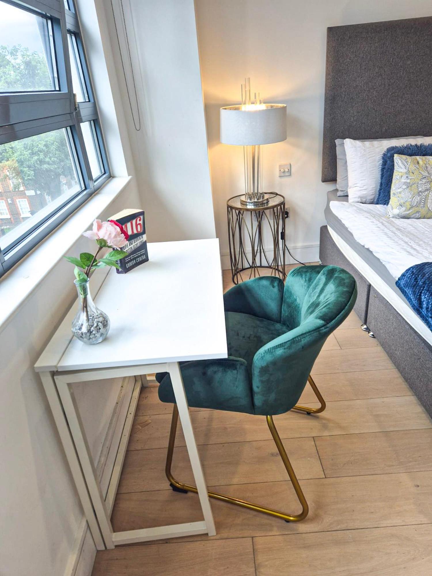 Modern & 3bedroom Flat With Pvt Balcony Steps From Regent's Park Appartement Londen