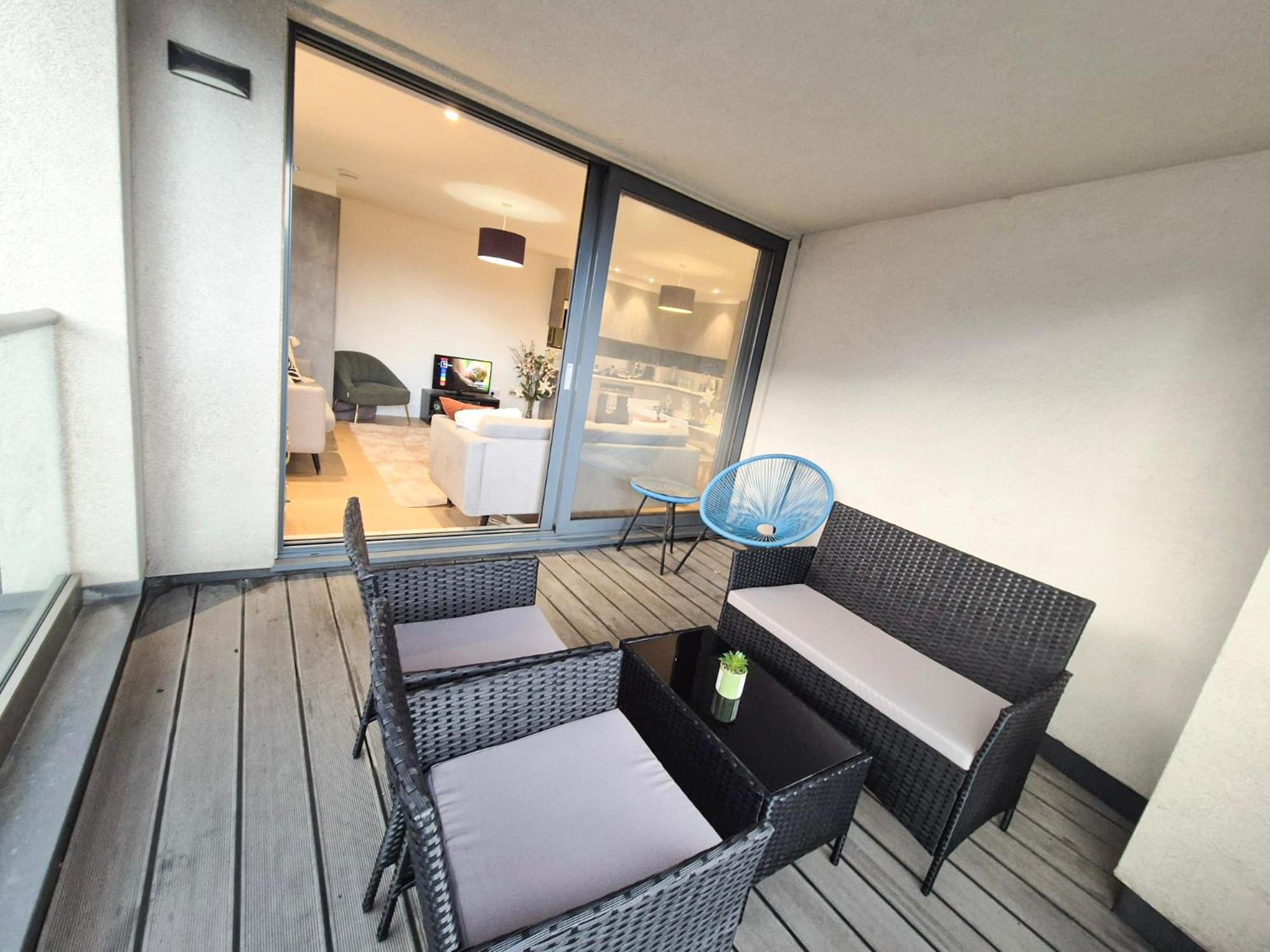 Modern & 3bedroom Flat With Pvt Balcony Steps From Regent's Park Londen