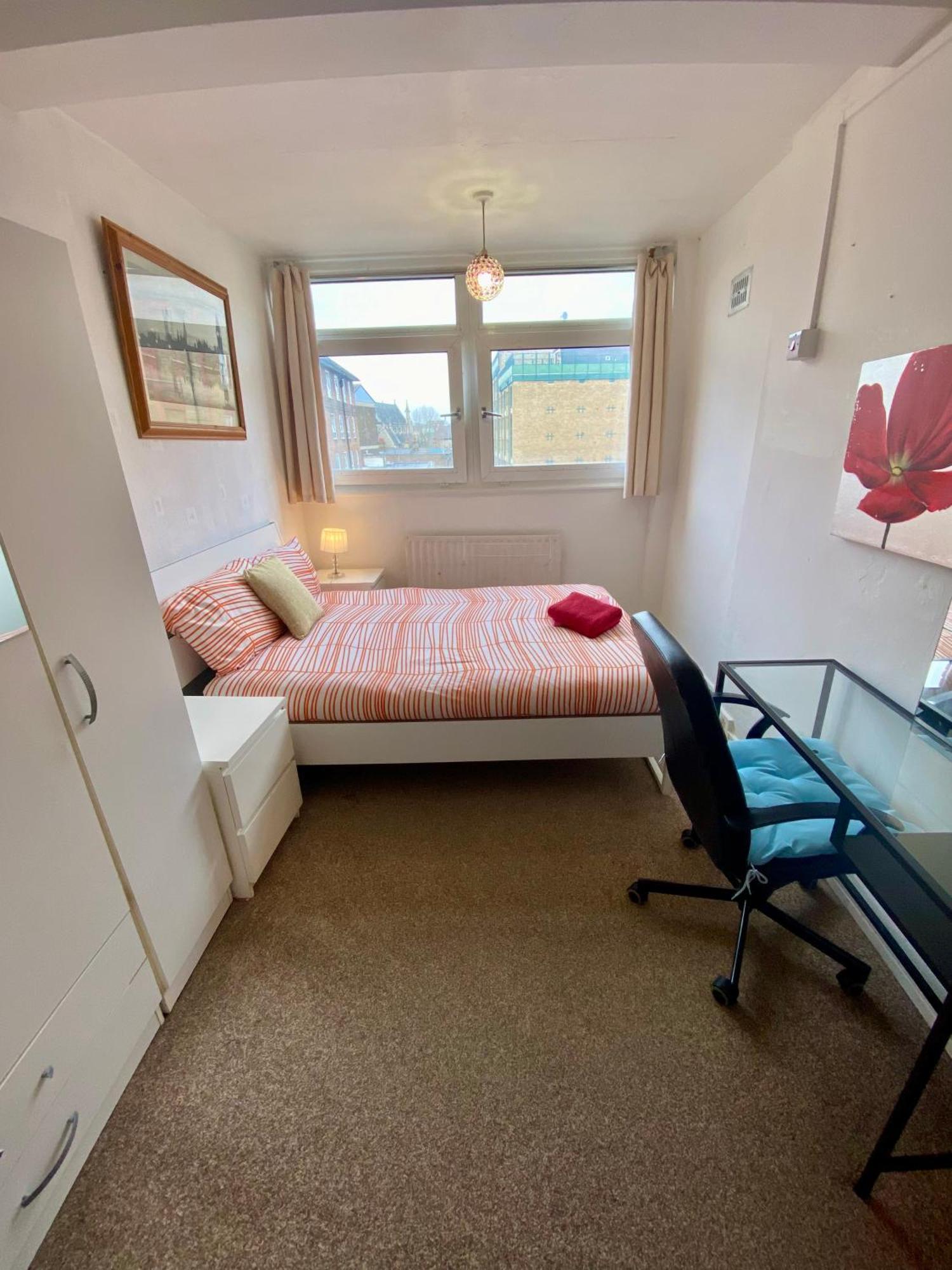 Cosy 3 Bed Apt, Old Truman Brewery! Brick Lane, London, E1 *