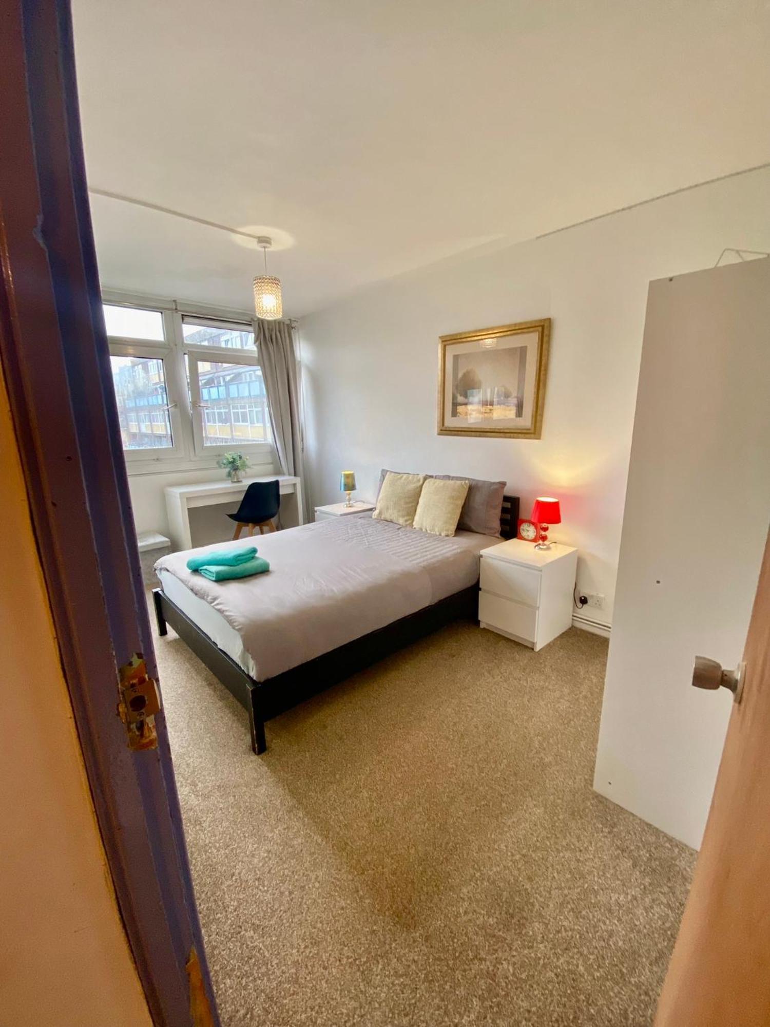 Cosy 3 Bed Apt, Old Truman Brewery! Brick Lane, London, E1 *